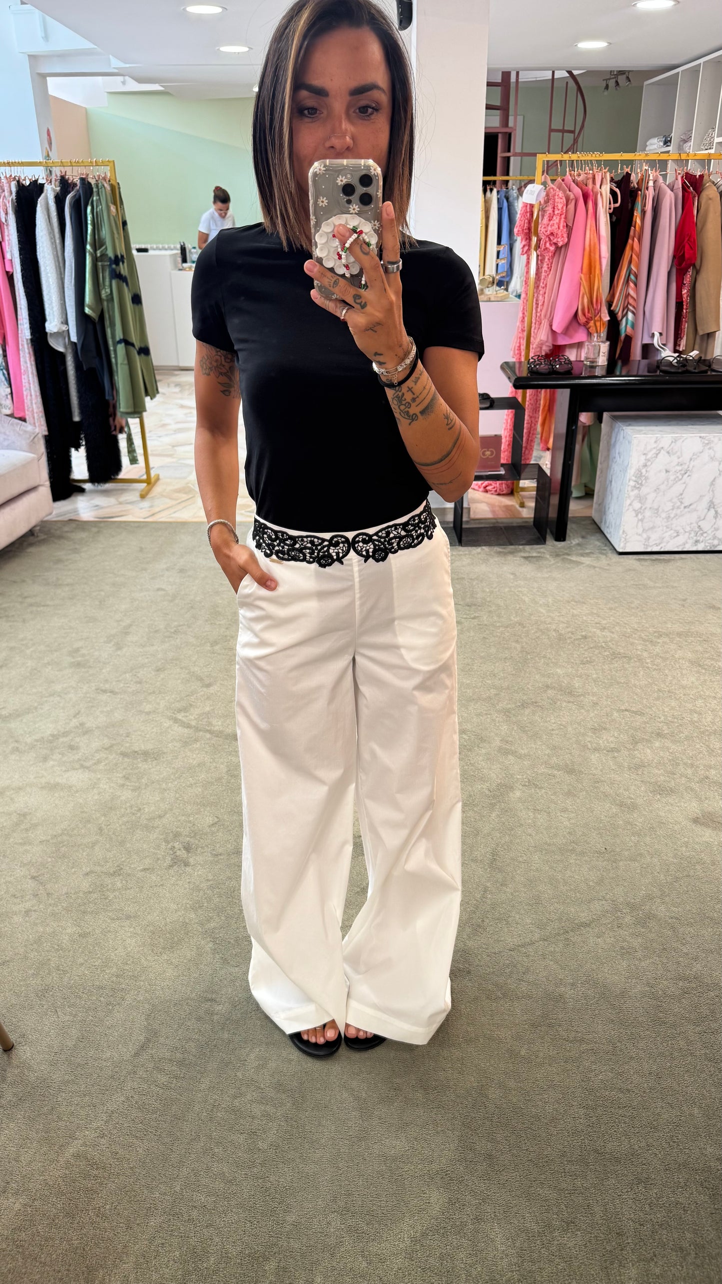 Pantaloni bianchi a palazzo con dettaglio pizzo nero fr