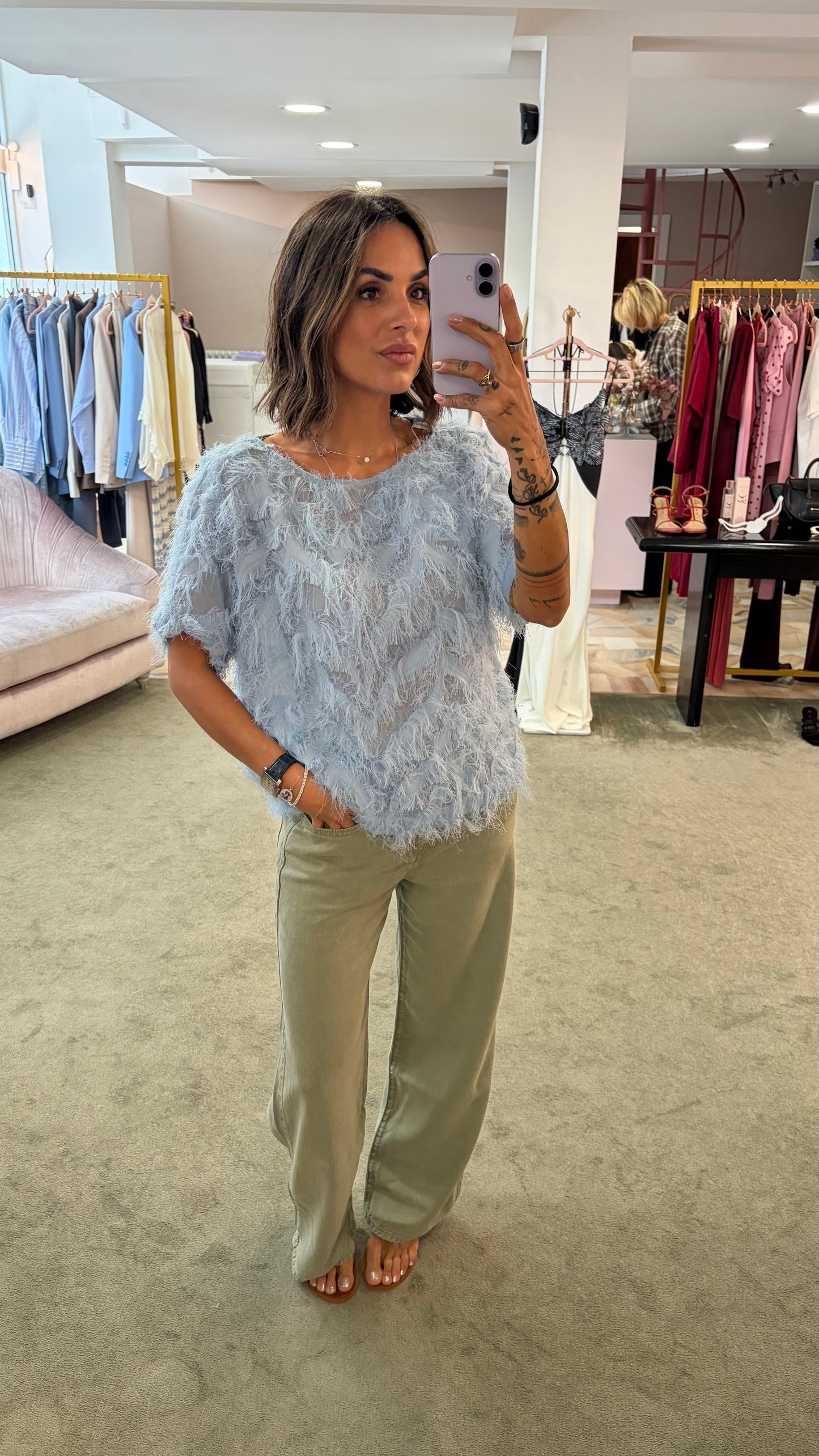 Blusa azzurro polvere effetto piume manica corta sl