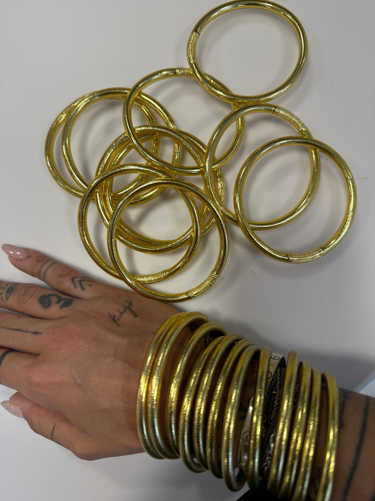 Bracciale bangles oro in gomma della Manu