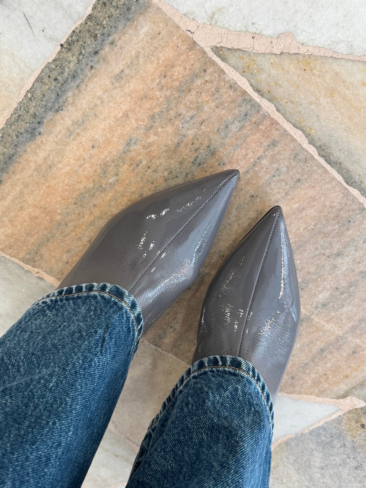 Stivaletto grigio in vernice tacco kitten