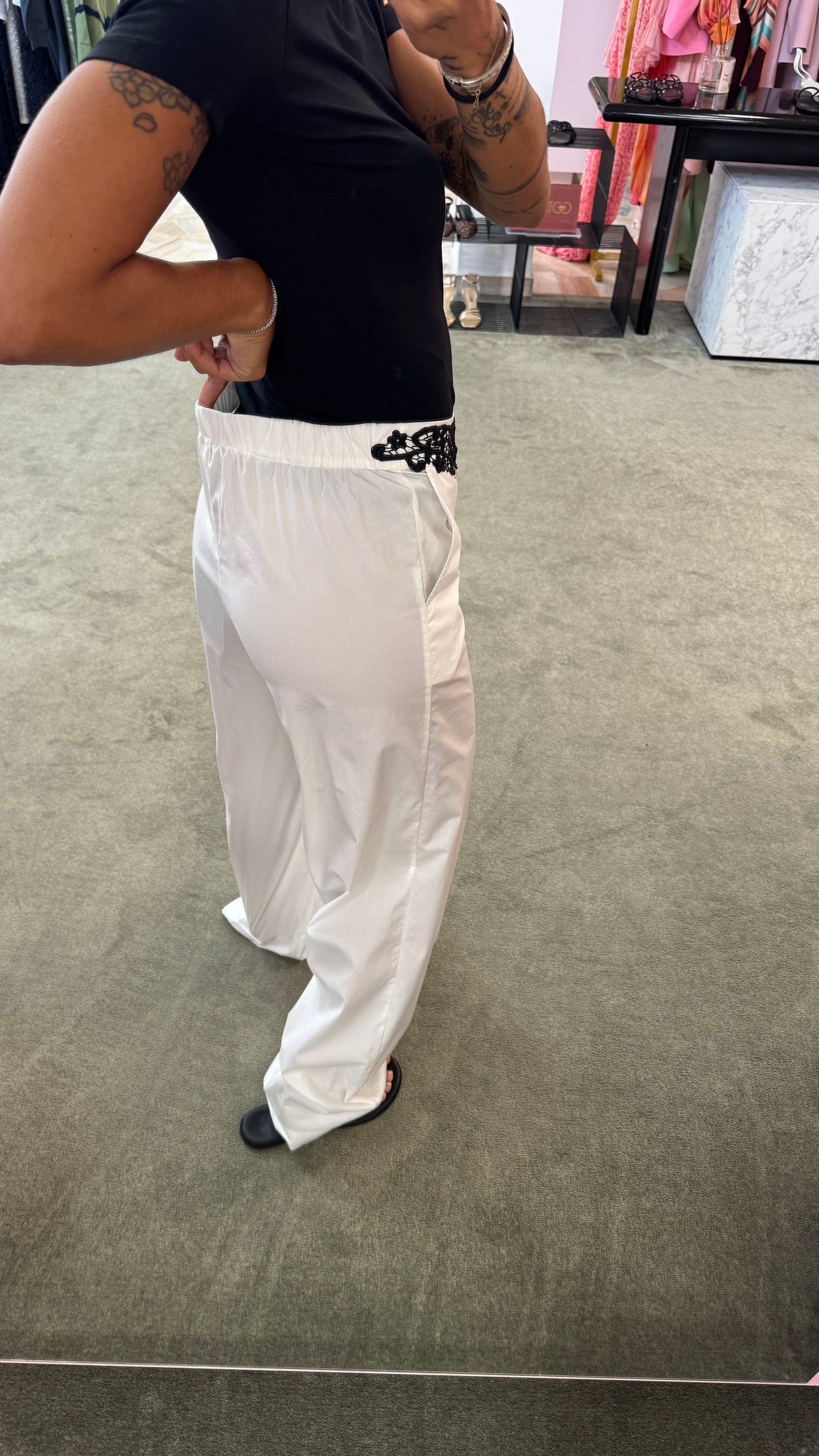 Pantaloni bianchi a palazzo con dettaglio pizzo nero fr