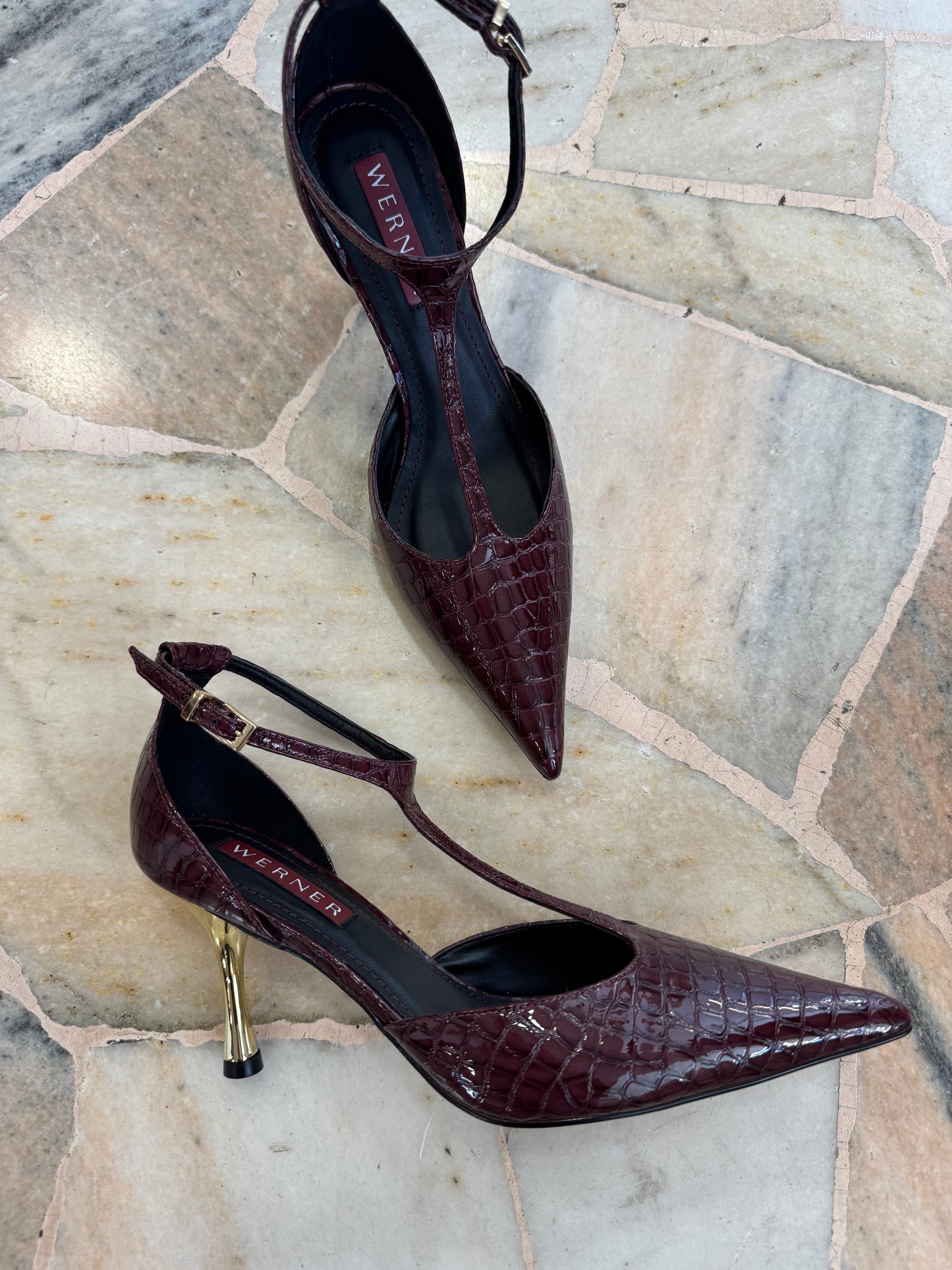 Décolleté bordeaux crocodile con cinturino e tacco oro