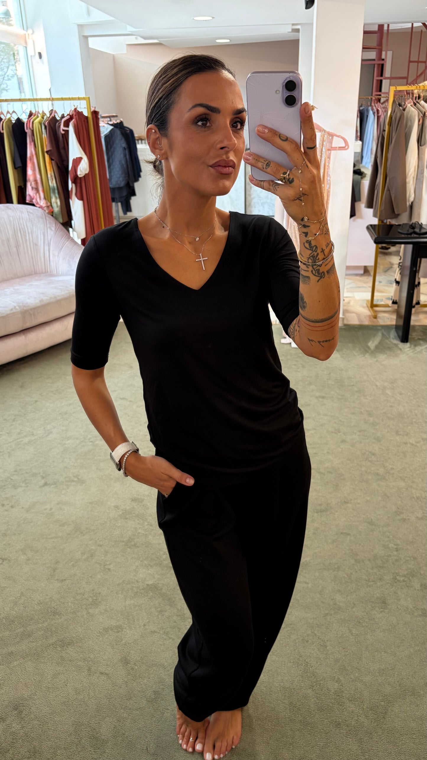 T-shirt nera scollo a v manica corta sy