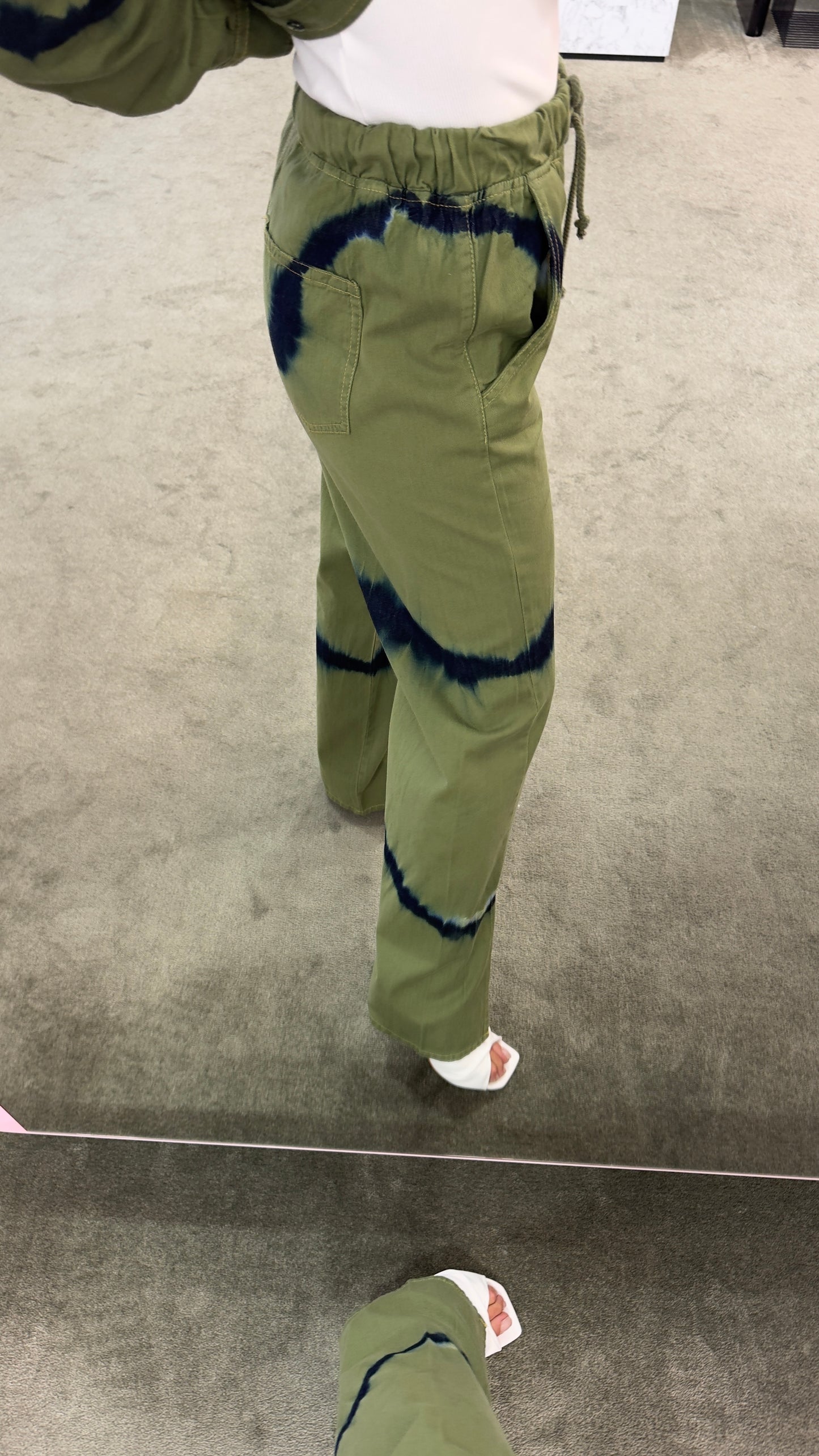Pantaloni verde militare con spacco tie-dye Don't@me