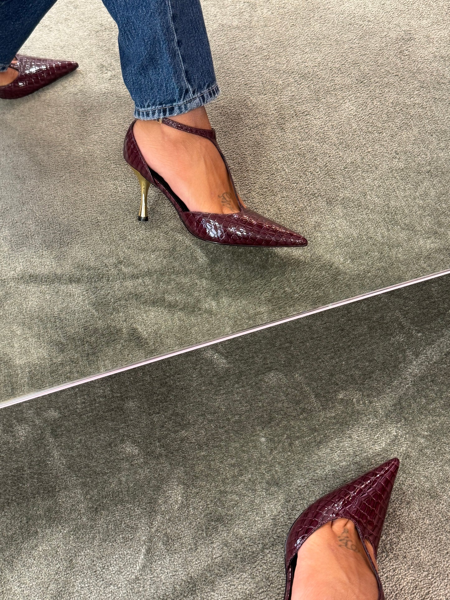 Décolleté bordeaux crocodile con cinturino e tacco oro