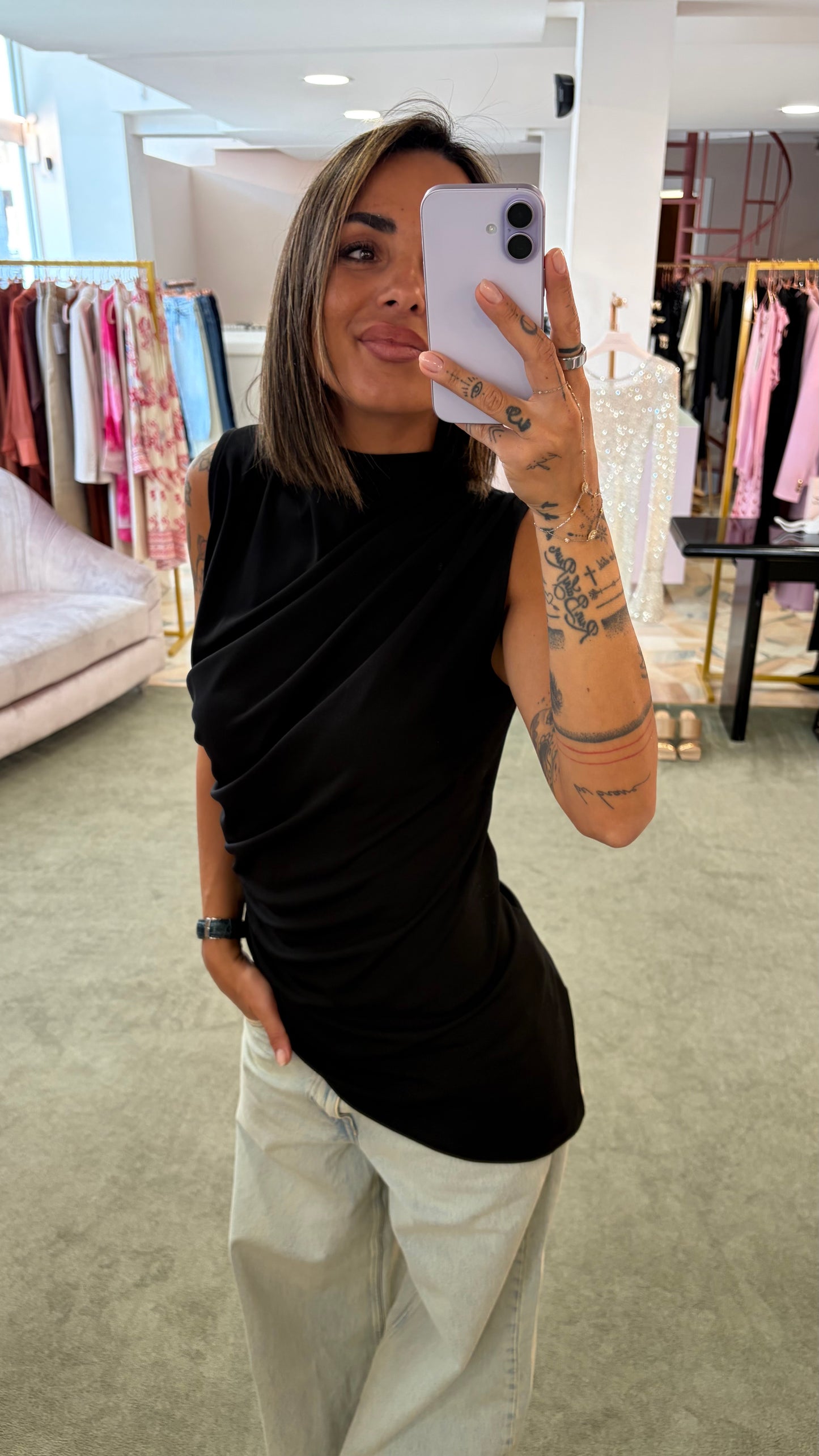 Canotta nera taglio asimmetrico con arricciature ks