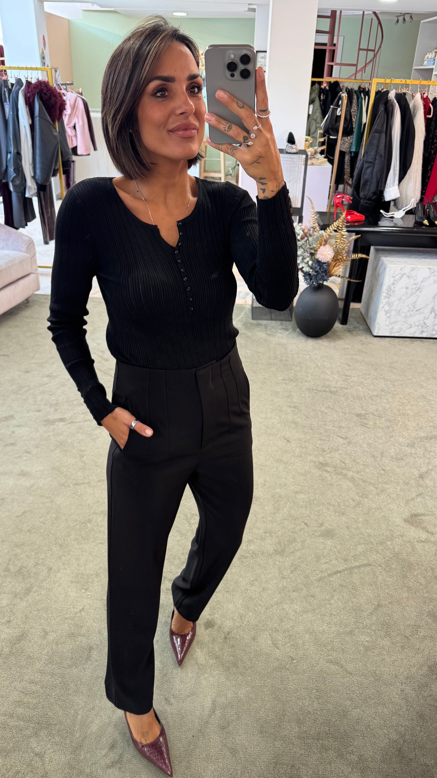 Maglia nera a costine con bottoncini bj