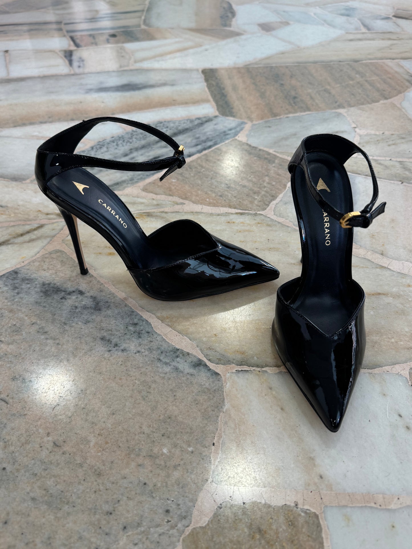 Décolleté nere in vernice con cinturino