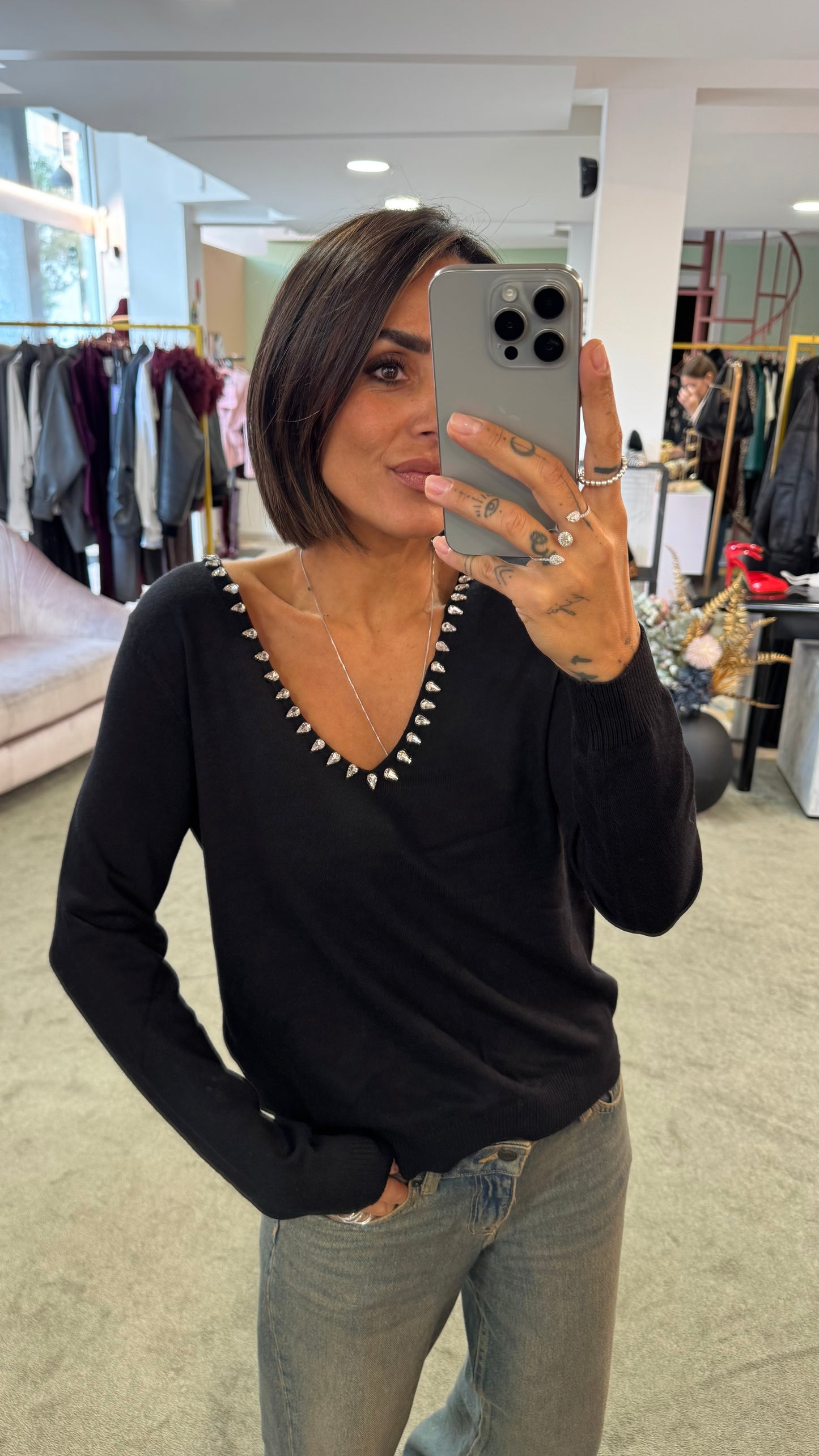 Maglione nero scollo a v con pietre bj