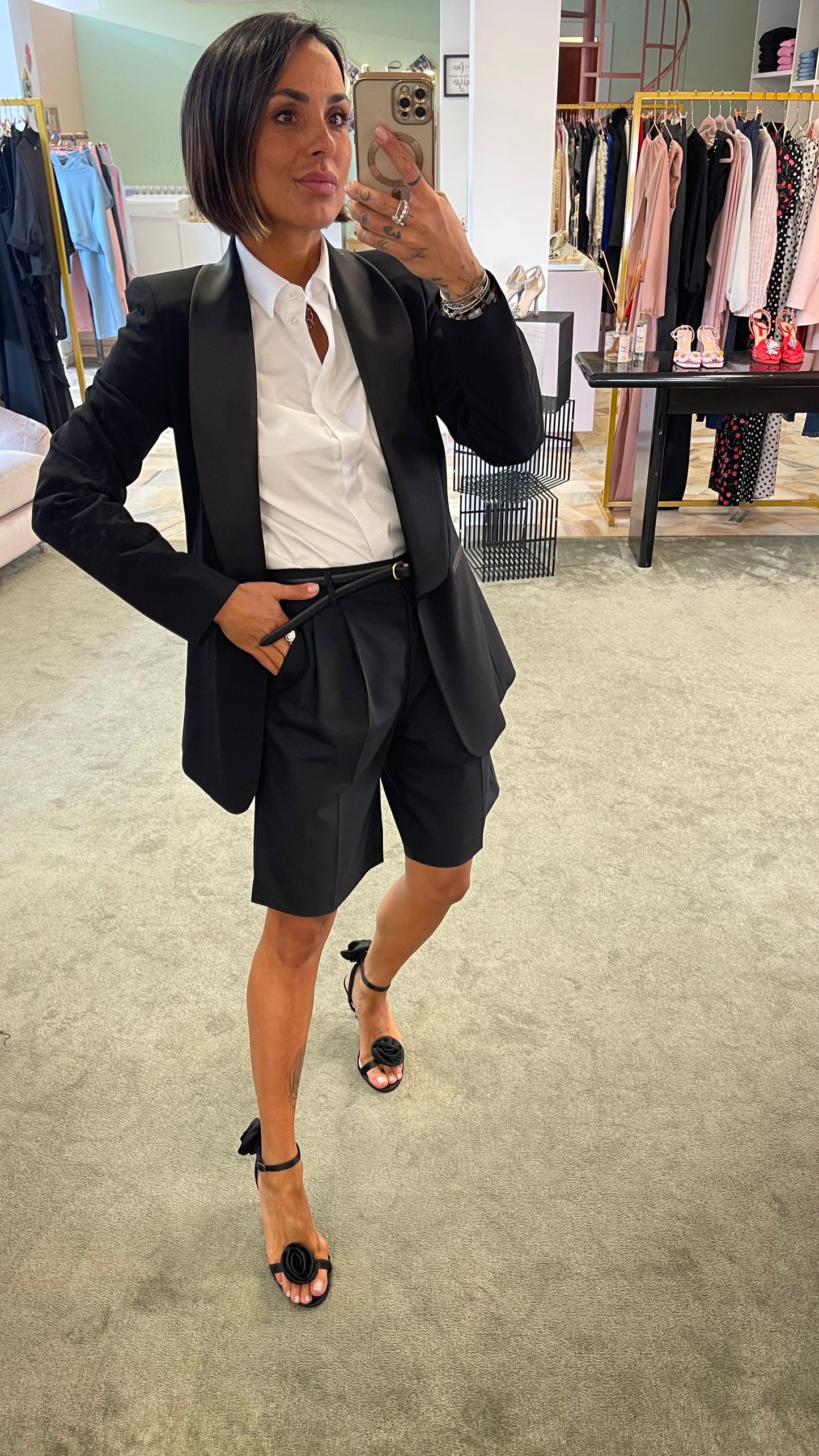 Sandalo nero in raso con rose