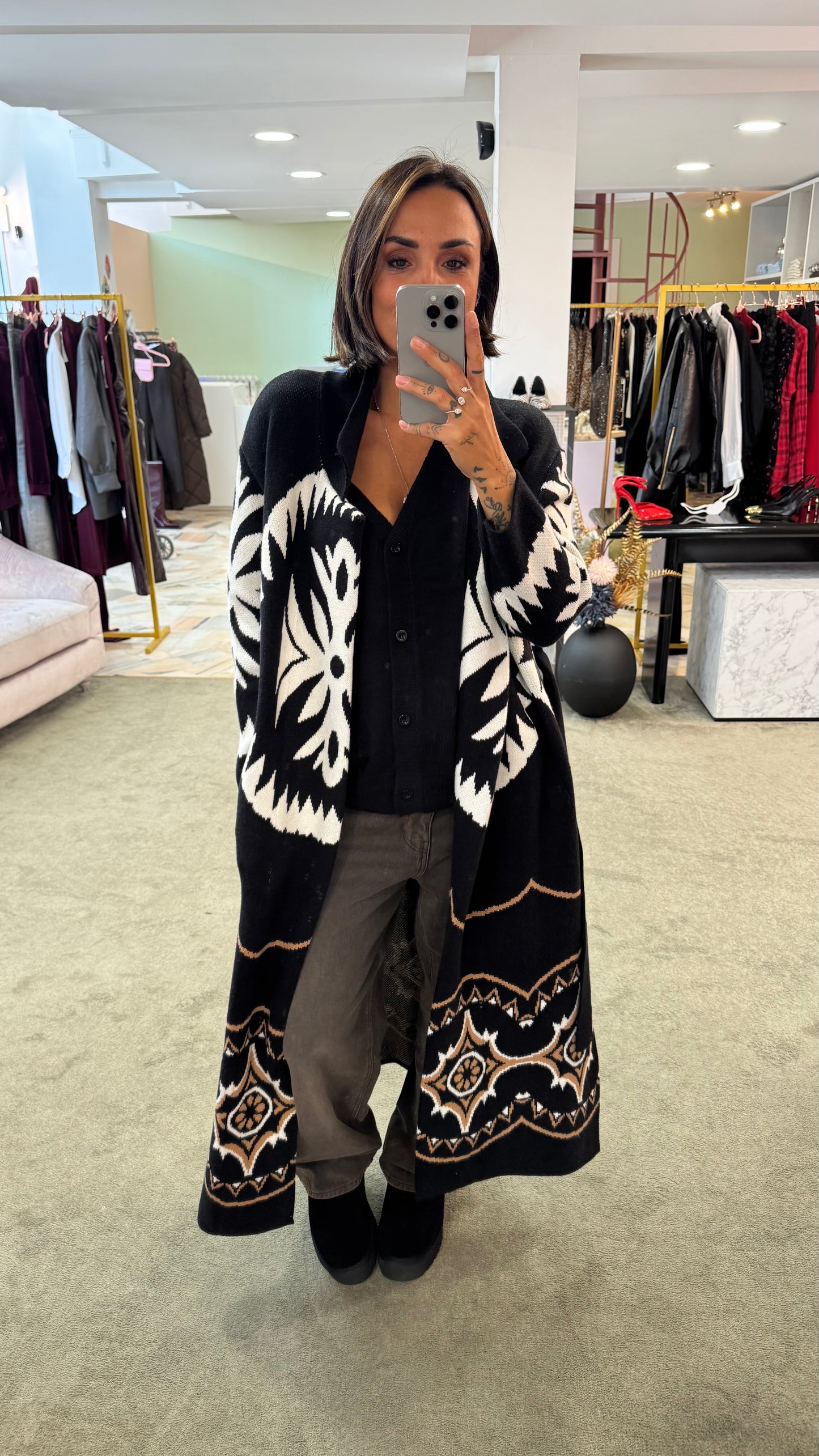 Cappotto/ Maxi cardigan nero lungo con collo in pelliccia eco
