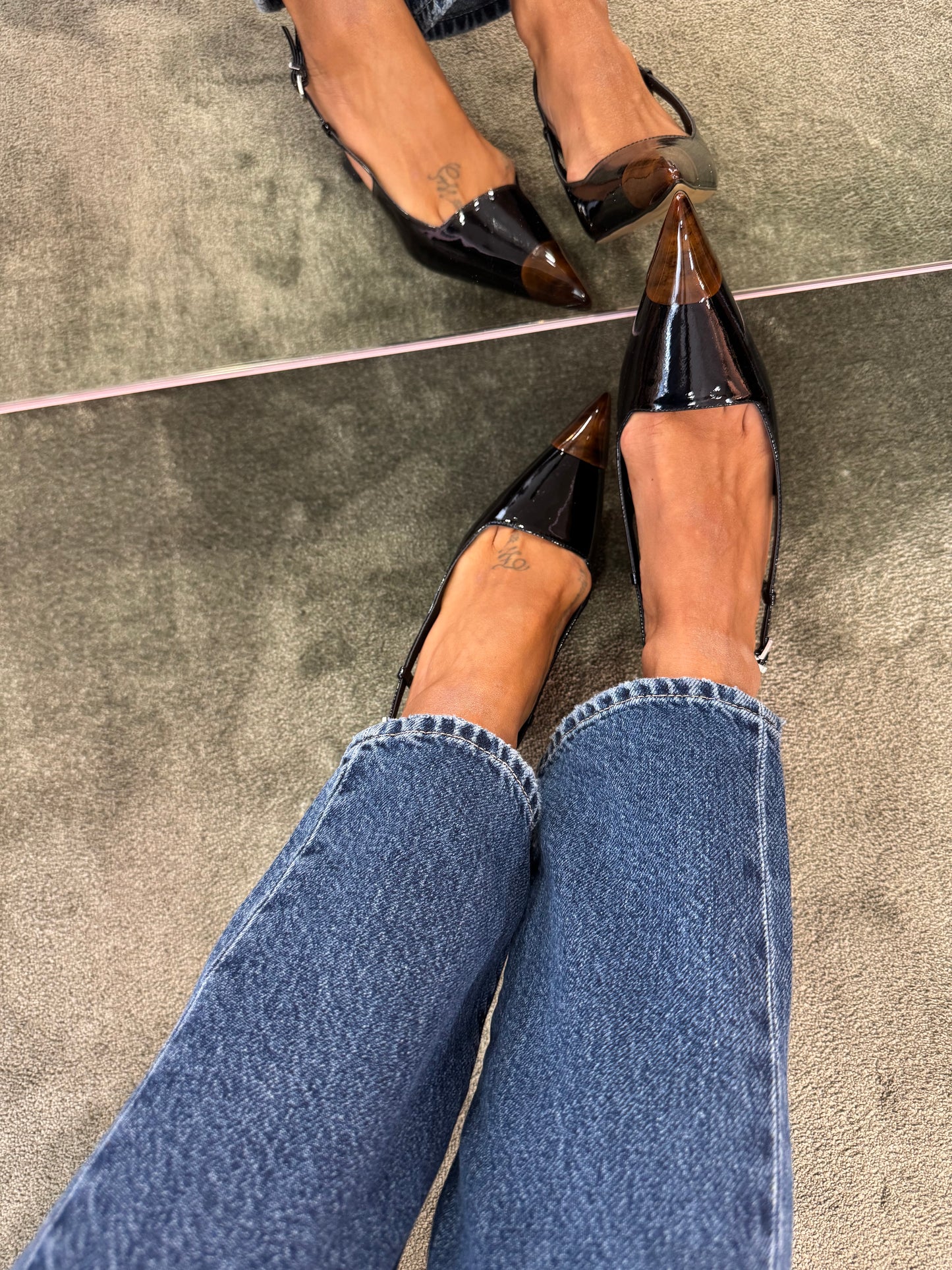 Slingback nera in vernice con punta tartarugata