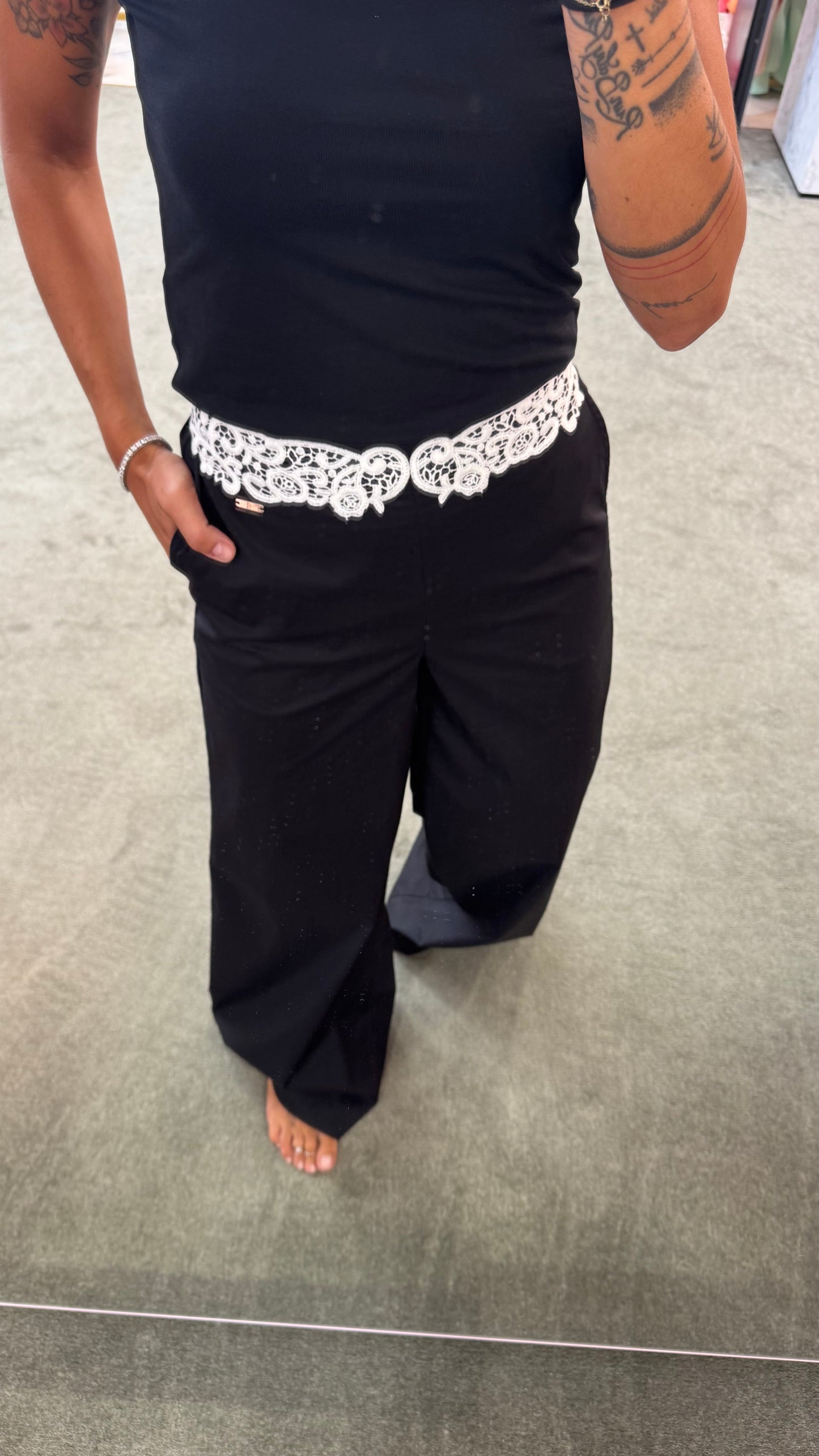 Pantaloni neri a palazzo con dettaglio pizzo bianco fr
