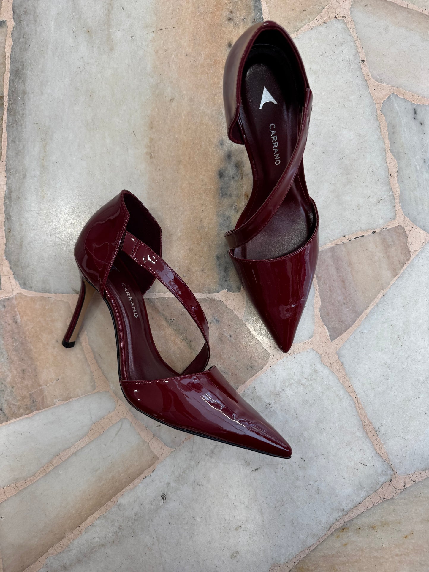 Décolleté bordeaux in vernice con listino