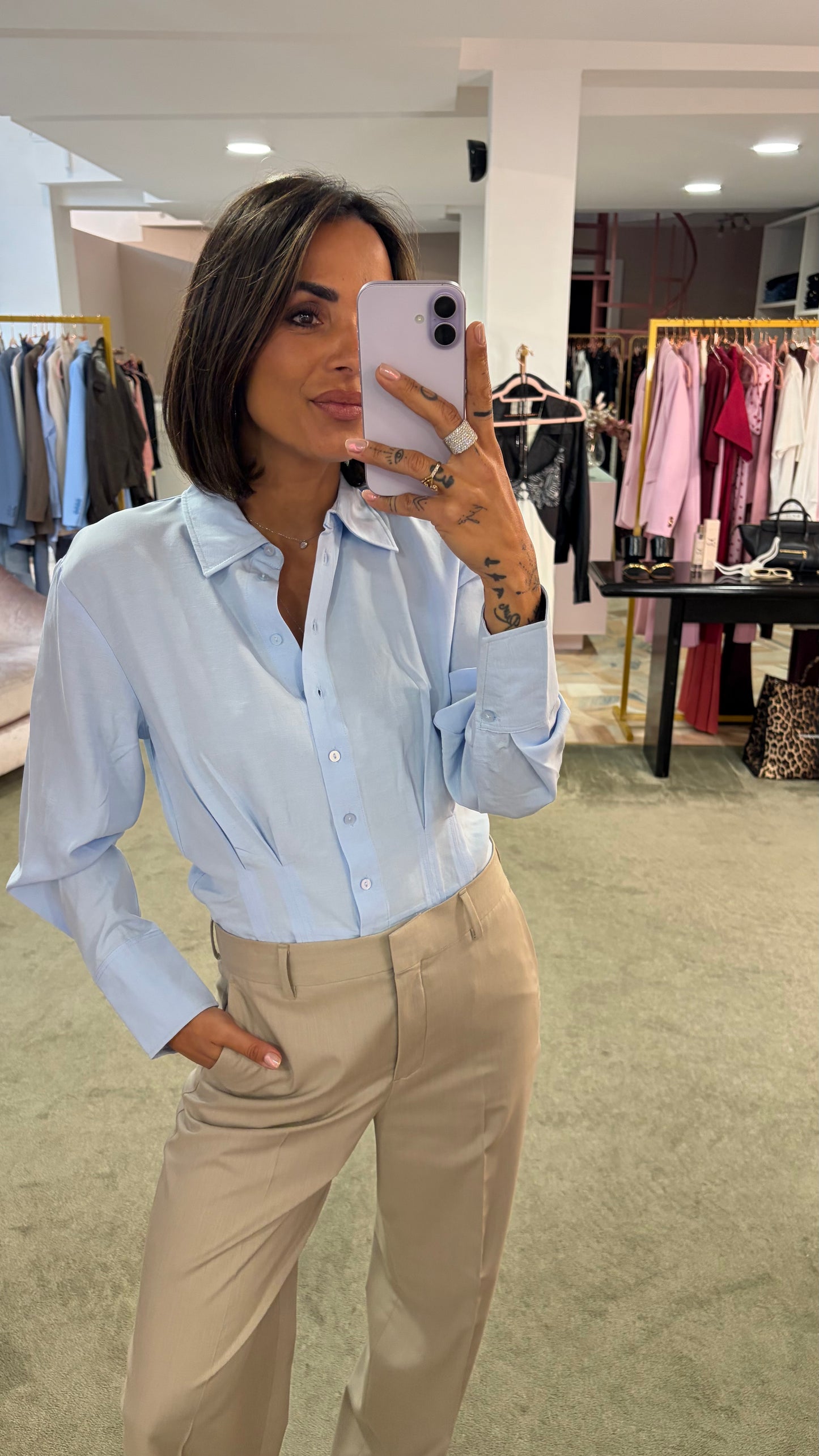 Camicia azzurra con pences in vita sy