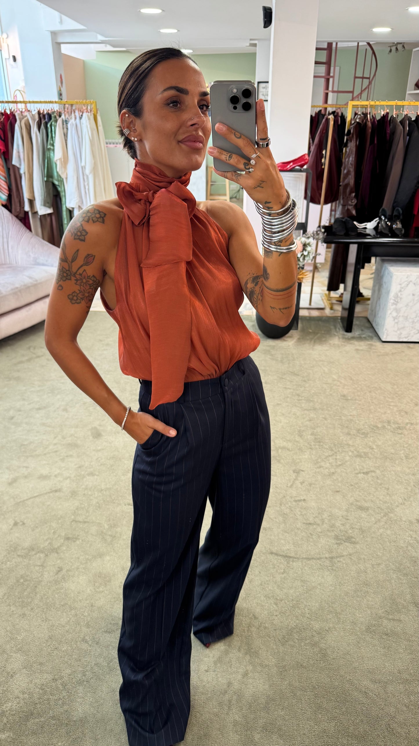 Camicia ruggine smanicata con sciarpina Actualee