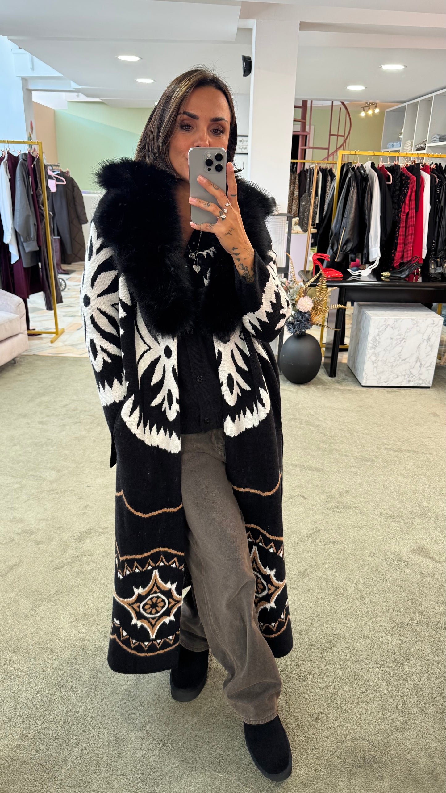 Cappotto/ Maxi cardigan nero lungo con collo in pelliccia eco