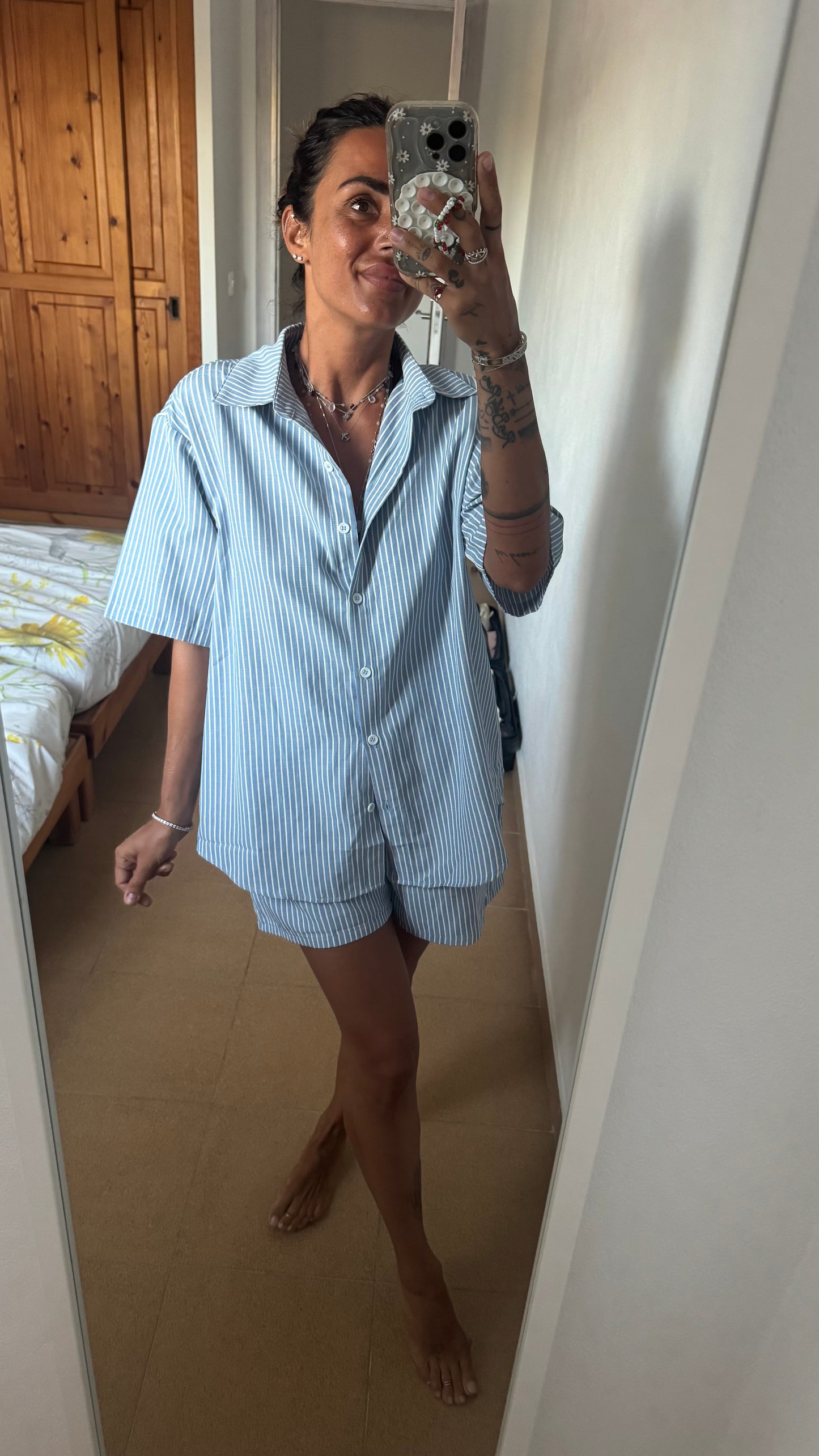 Set camicia e shorts a righe azzurro e bianco ep
