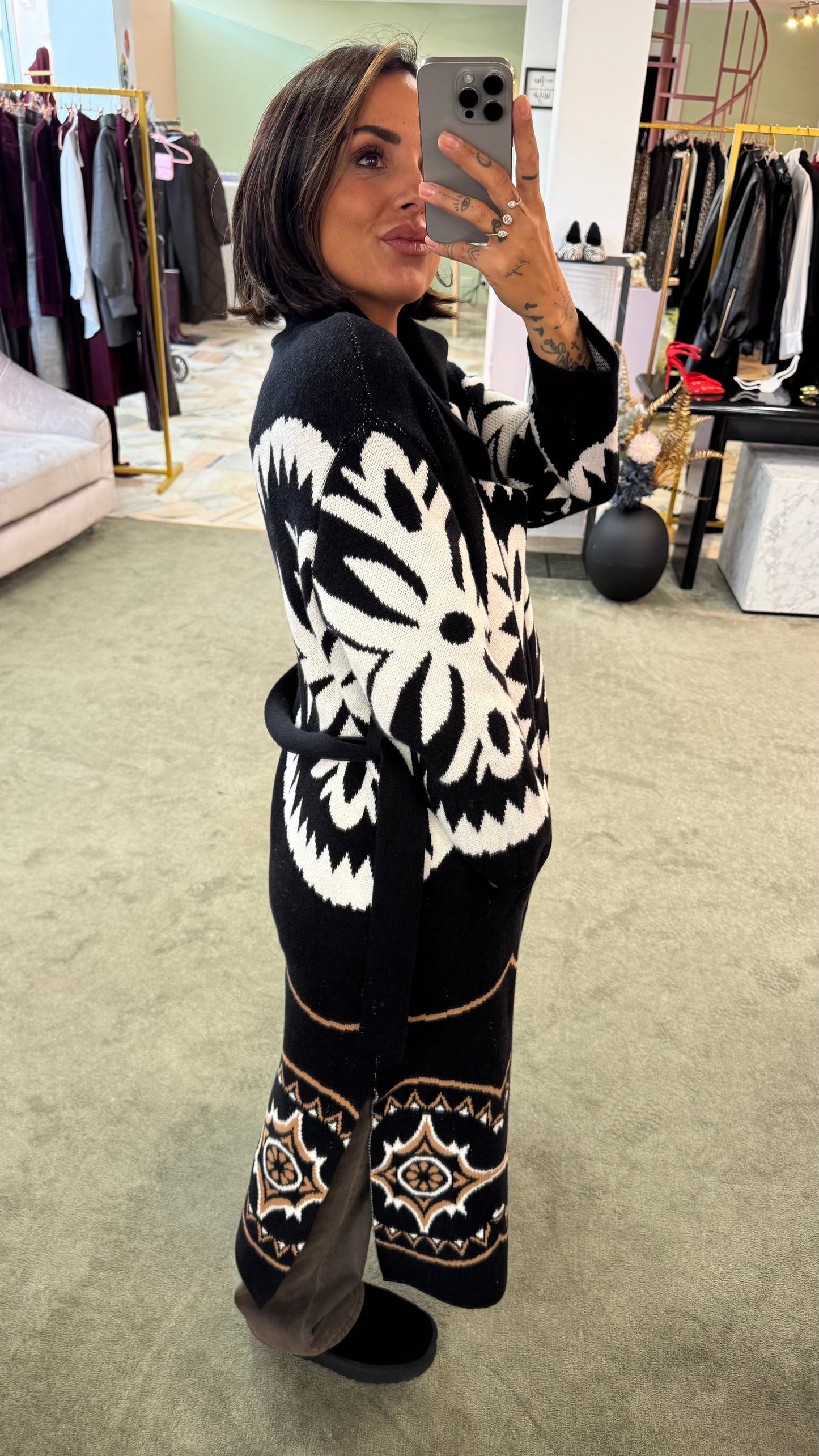 Cappotto/ Maxi cardigan nero lungo con collo in pelliccia eco