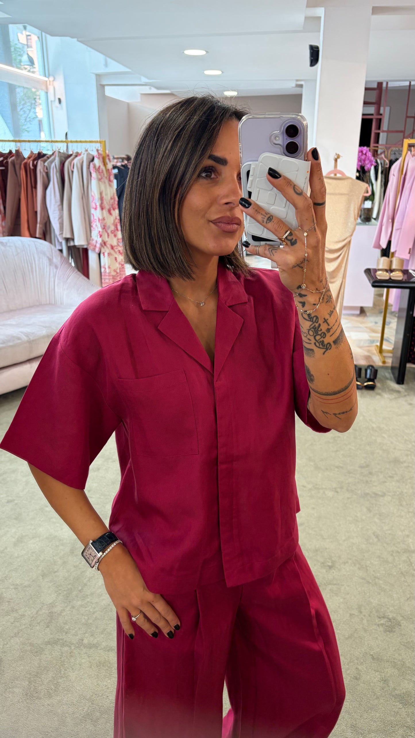 Pantaloni amarena a palazzo con pences sl
