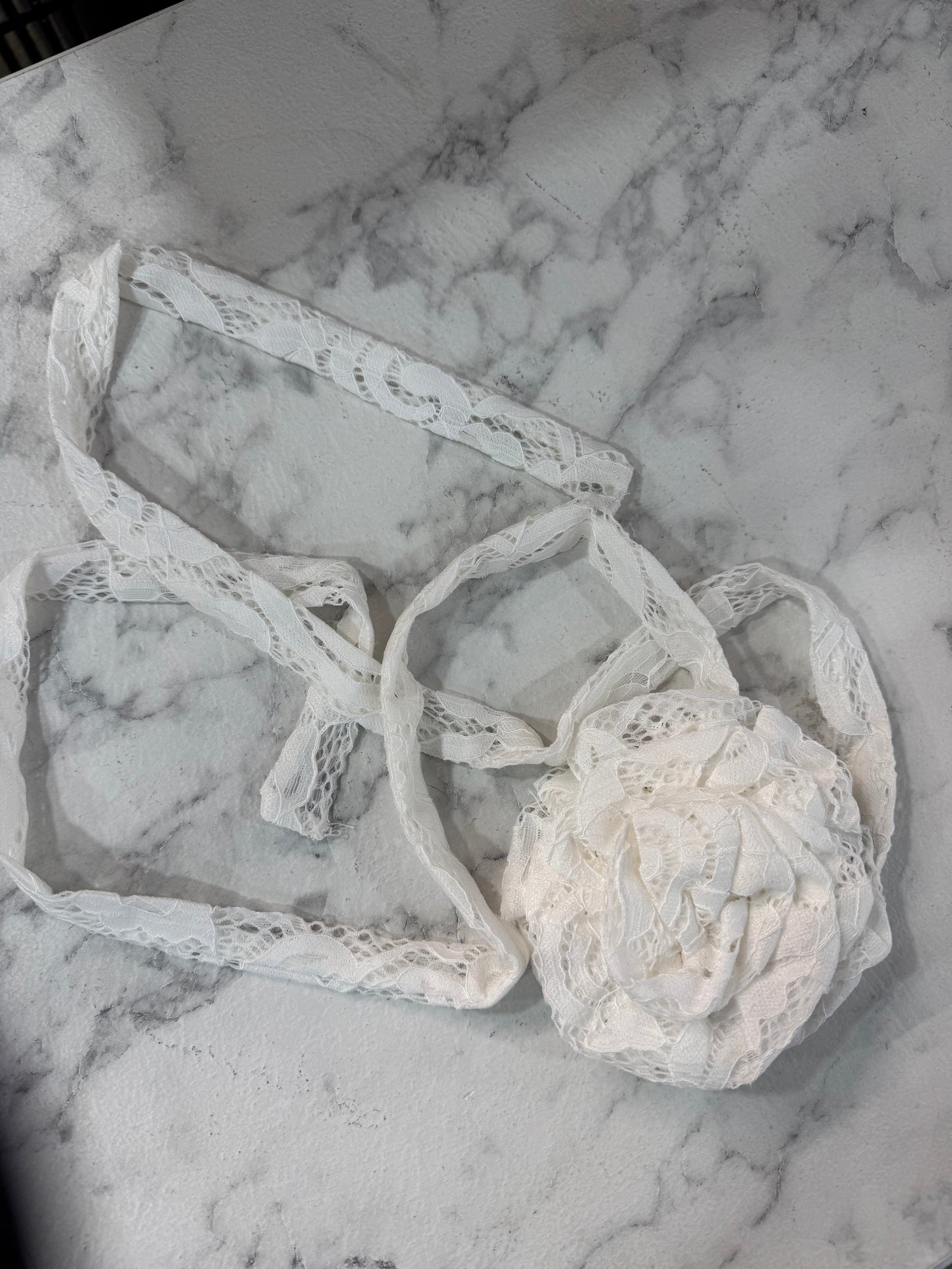 Nastro con rosa in pizzo