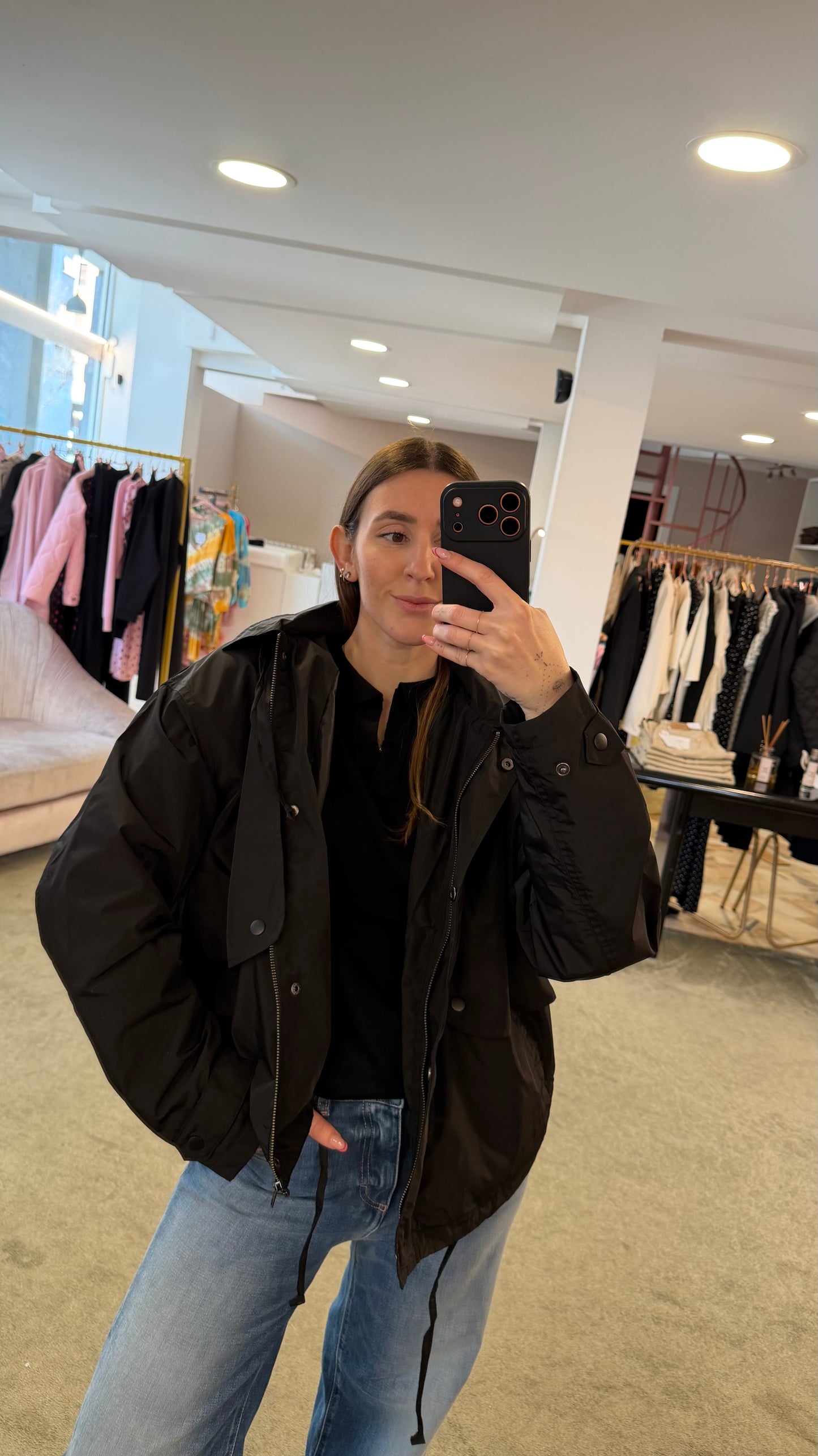 Trench nero corto con cappuccio sy