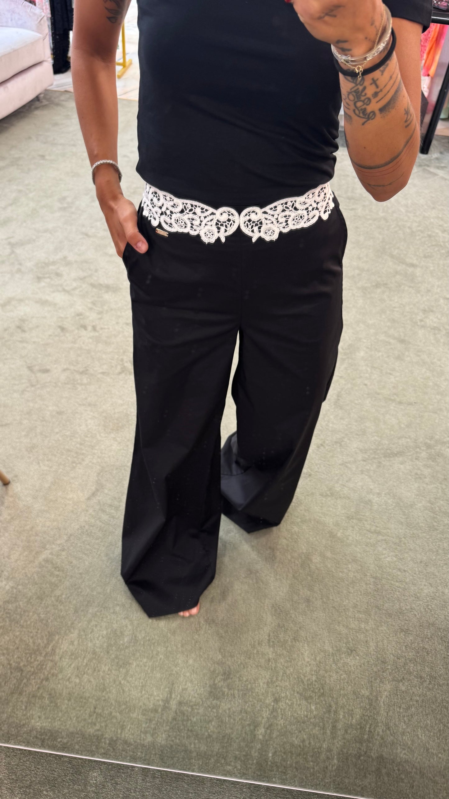 Pantaloni neri a palazzo con dettaglio pizzo bianco fr