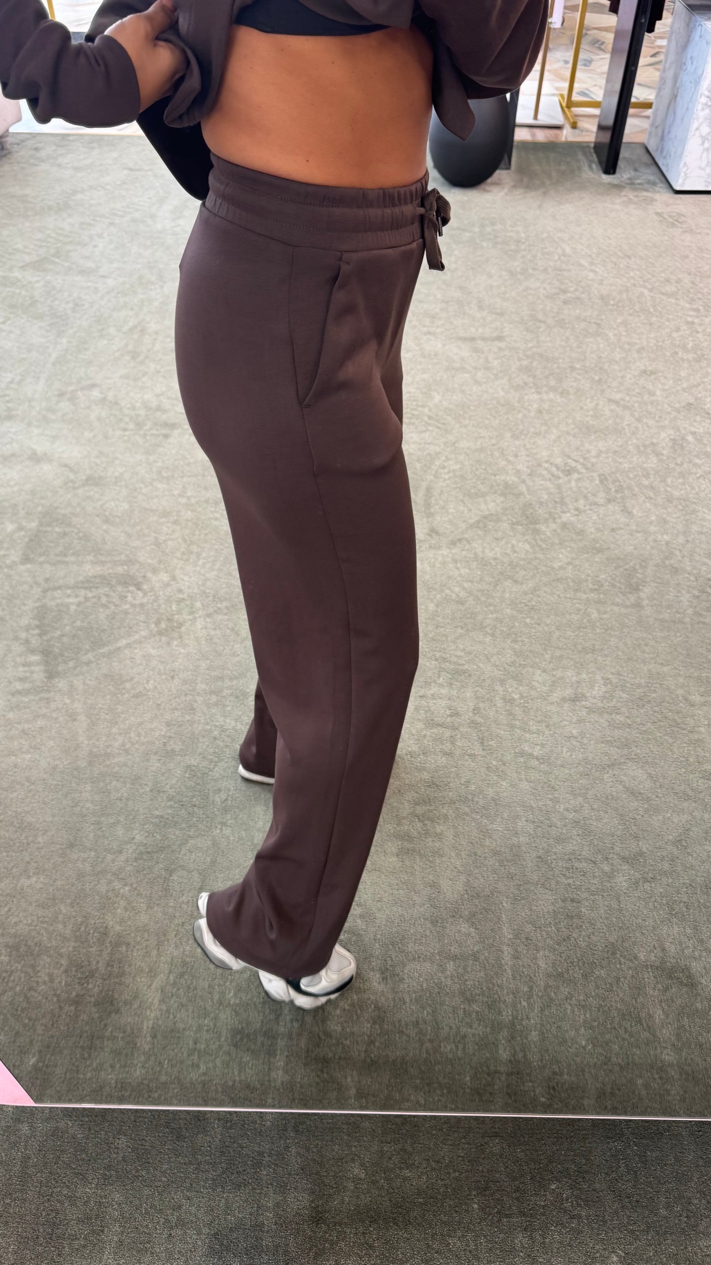 Joggers marrone in modal a palazzo sy