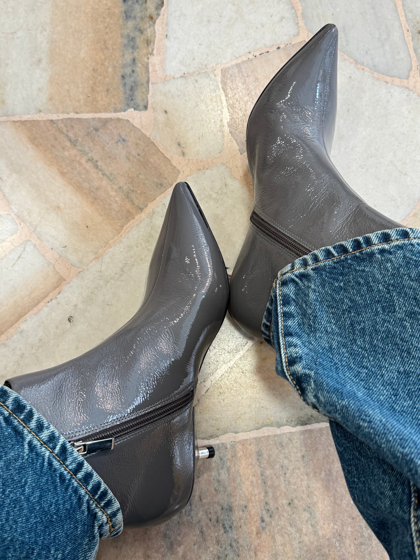 Stivaletto grigio in vernice tacco kitten