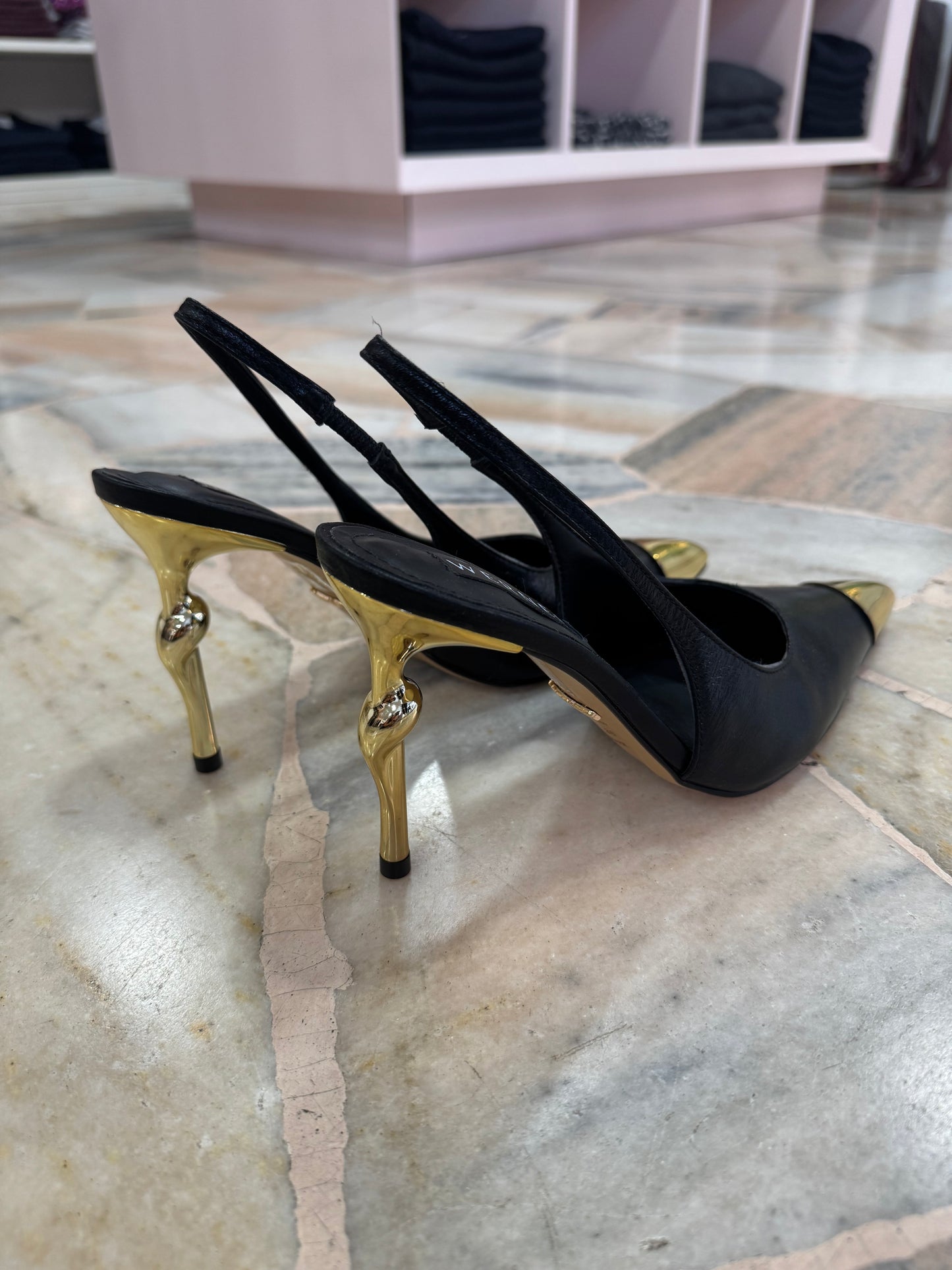 Slingback nera con punta e tacco oro