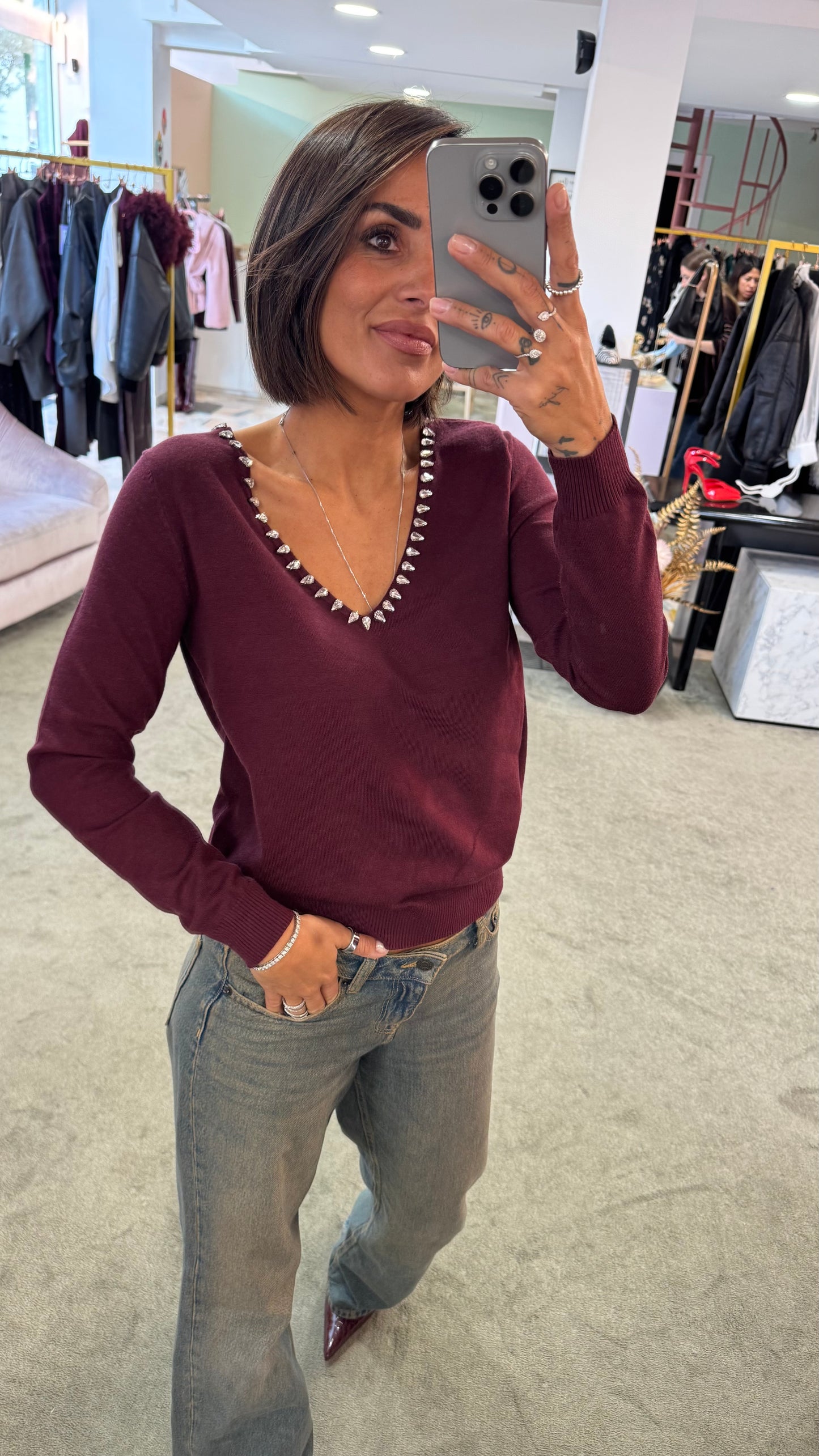 Maglione bordeaux scollo a v con pietre bj
