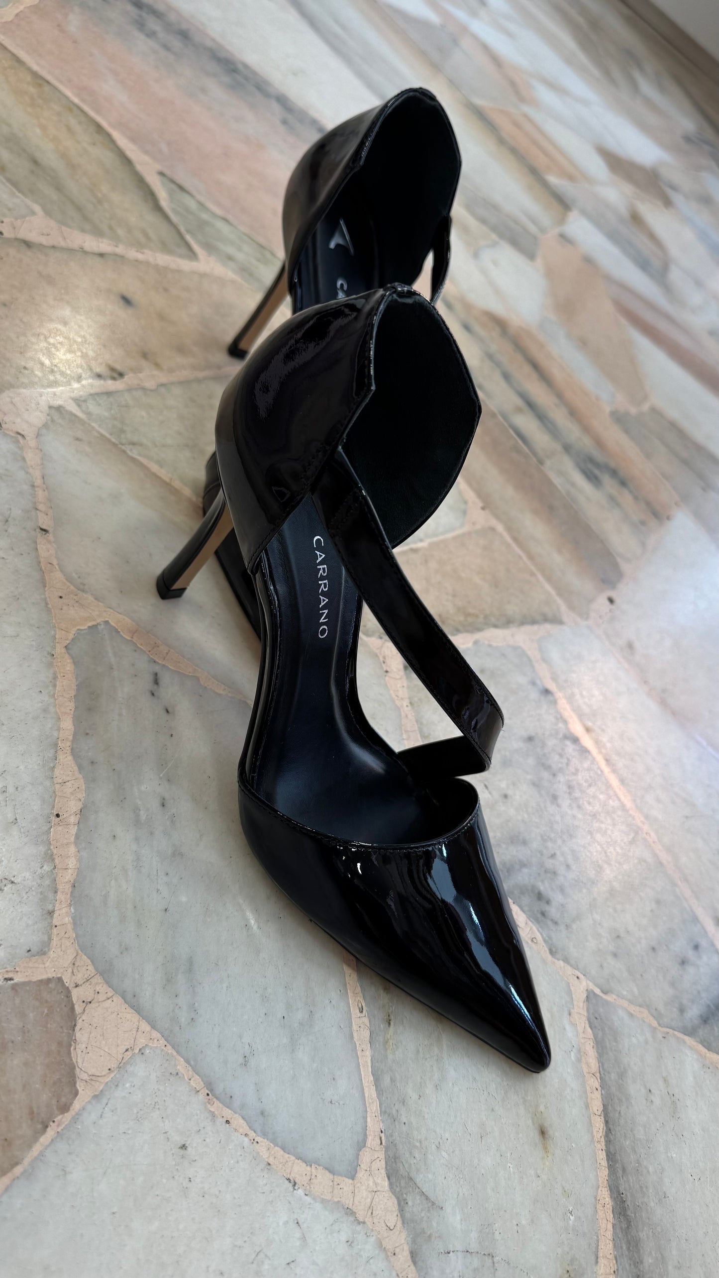 Décolleté nera in vernice con listino