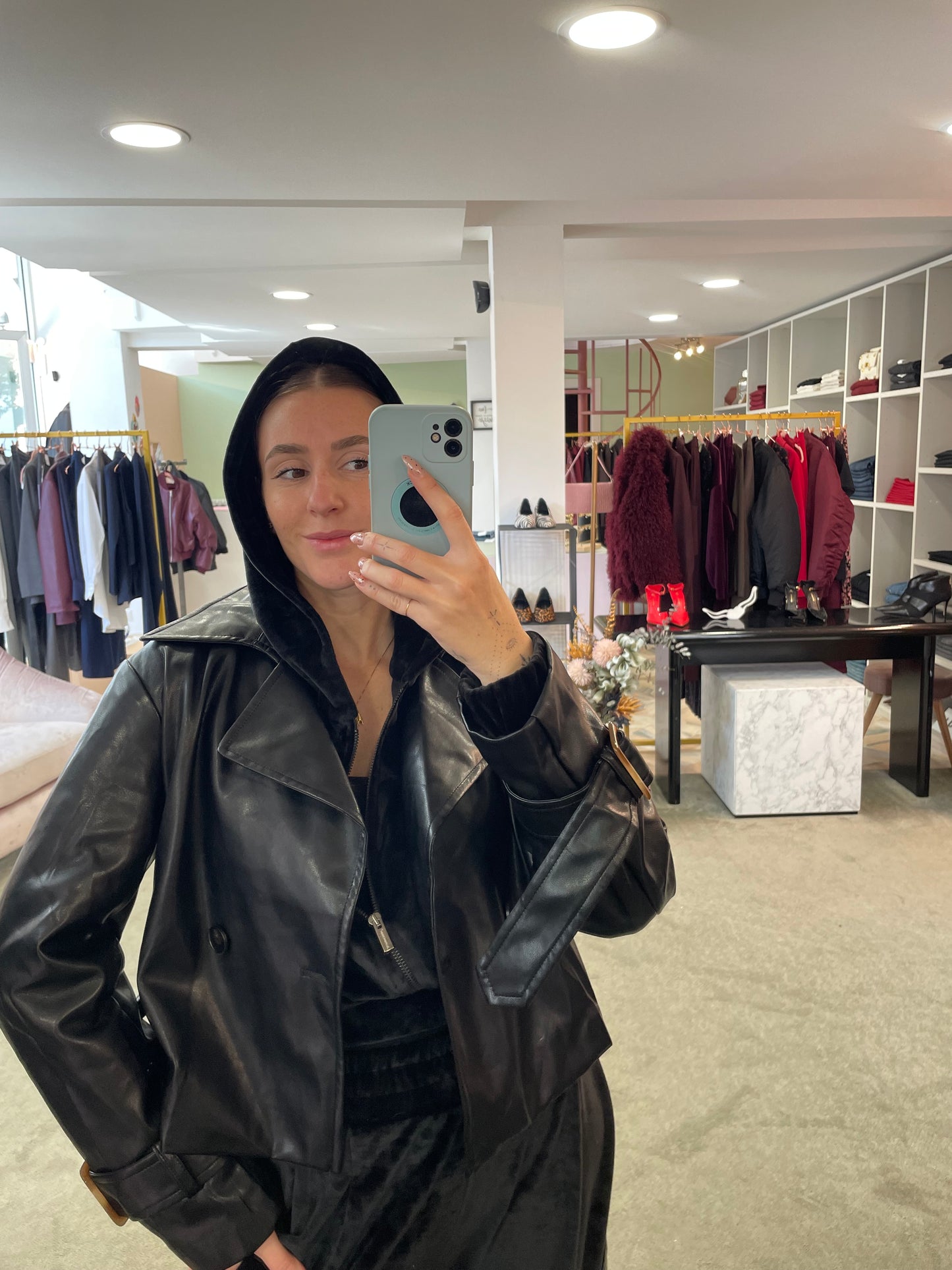 Trench mini nero crop in ecopelle gl