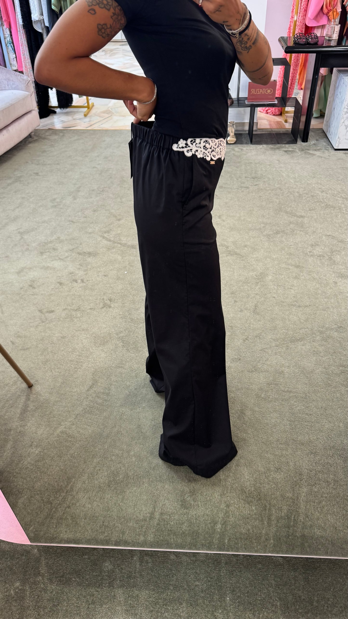 Pantaloni neri a palazzo con dettaglio pizzo bianco fr