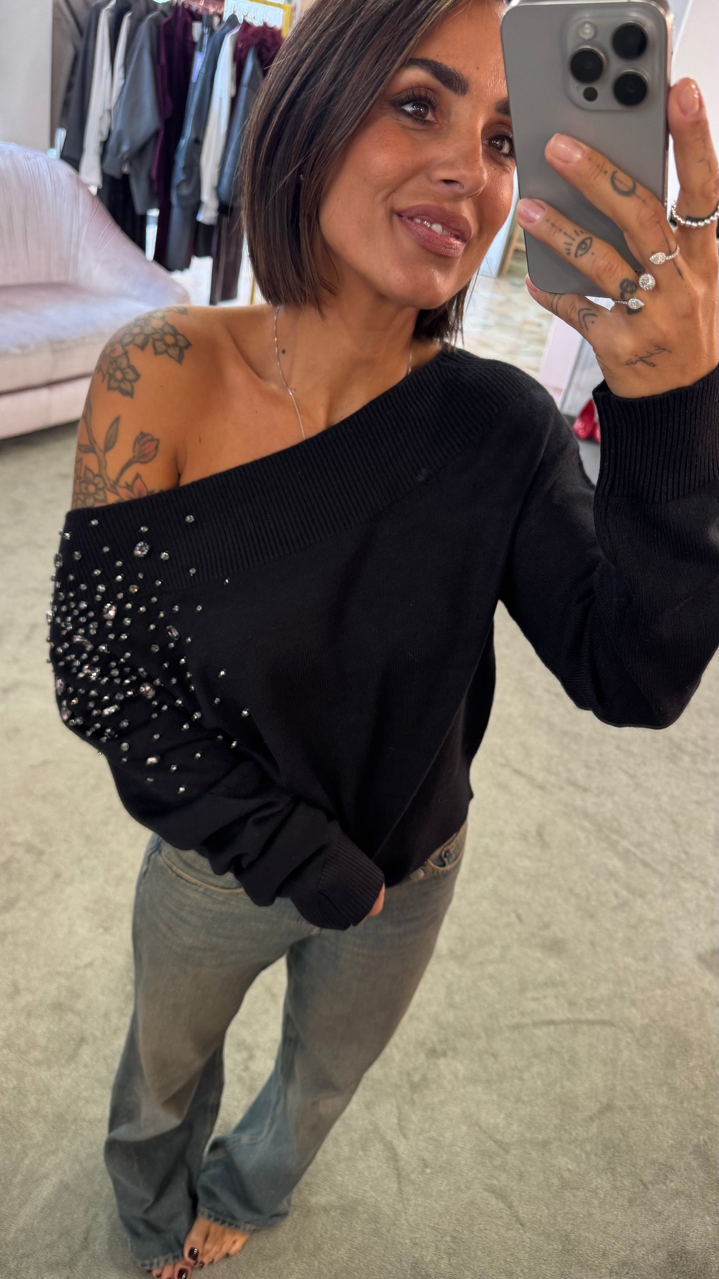 Maglione nero con pietre scollo a barchetta bj