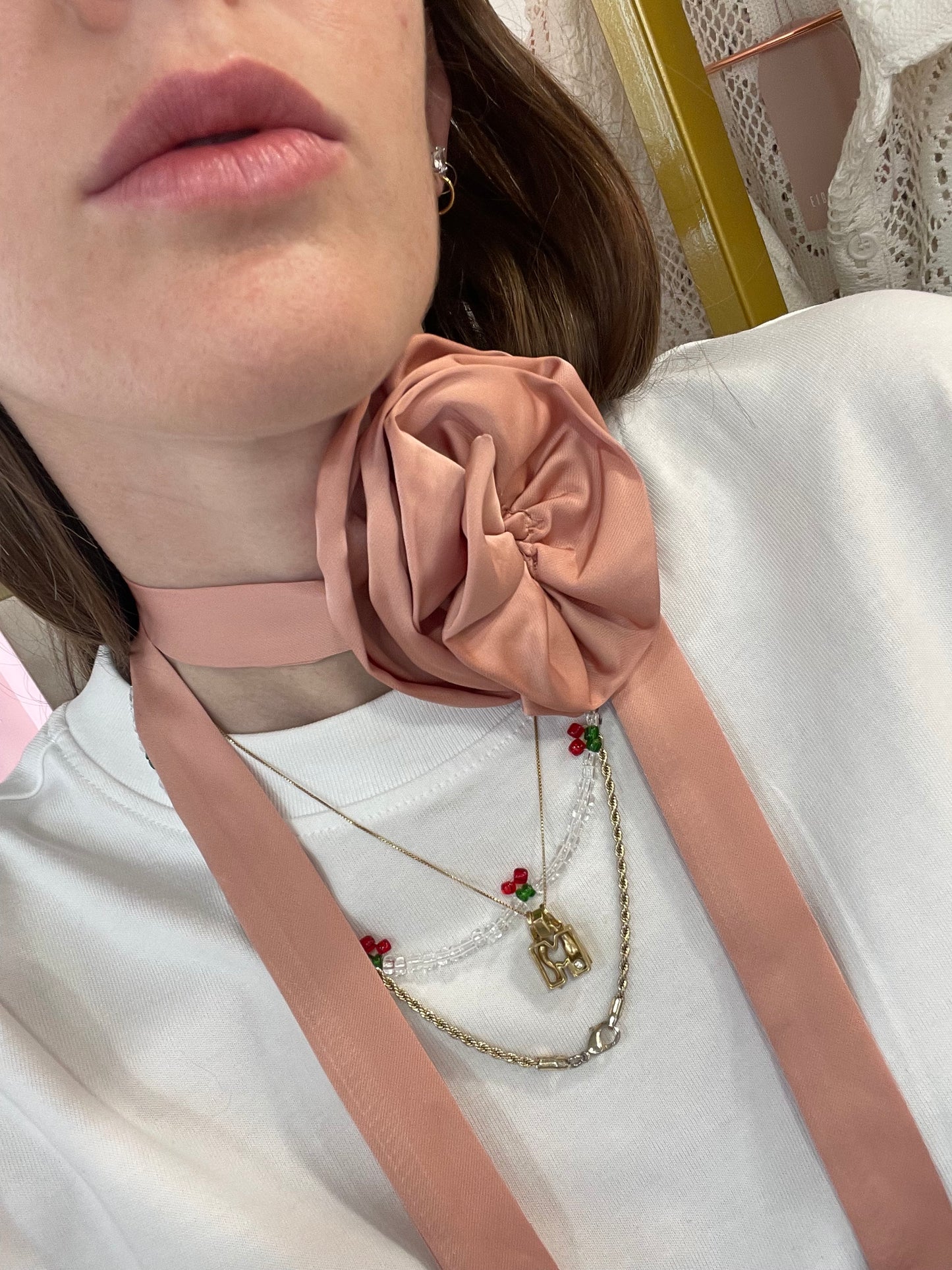 Nastro choker con rosa in satin