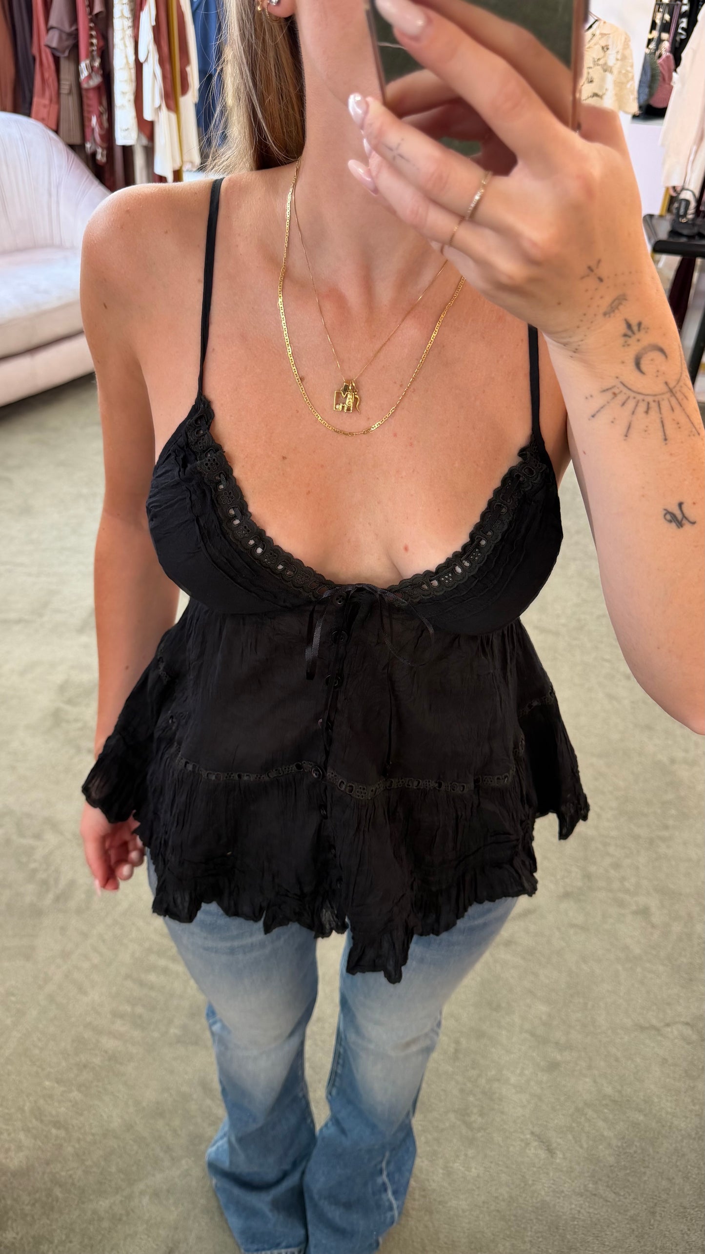 Top canotta nera goffrata con inserti pizzo gl