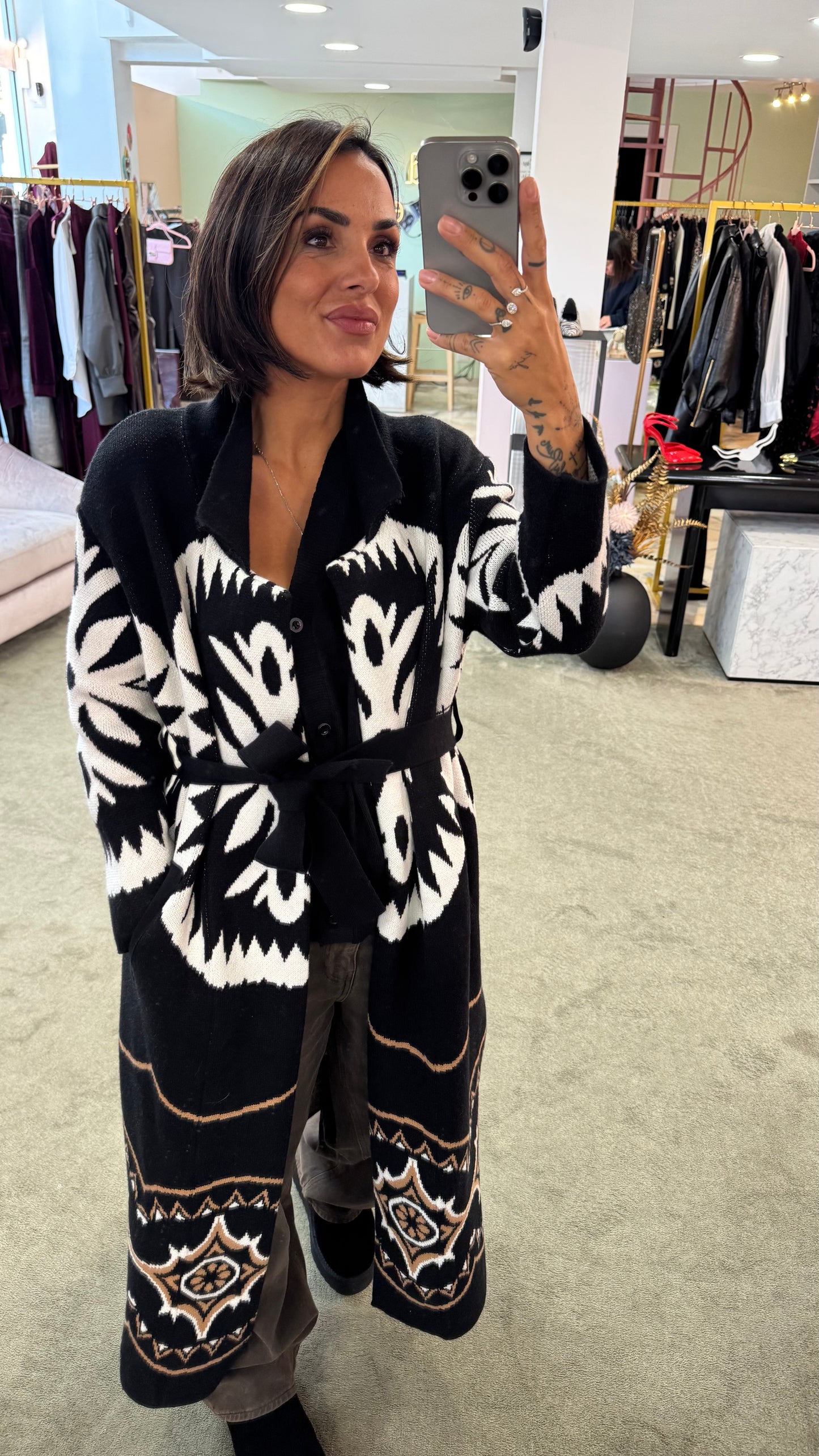 Cappotto/ Maxi cardigan nero lungo con collo in pelliccia eco