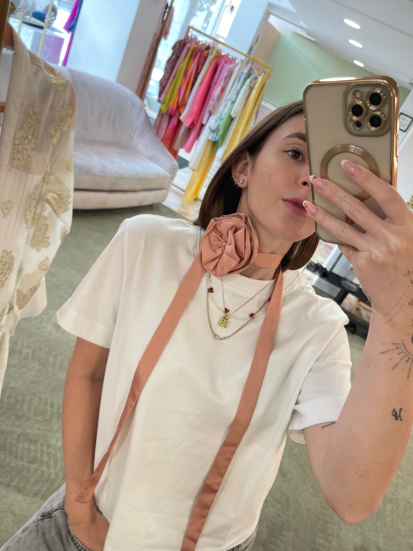 Nastro choker con rosa in satin