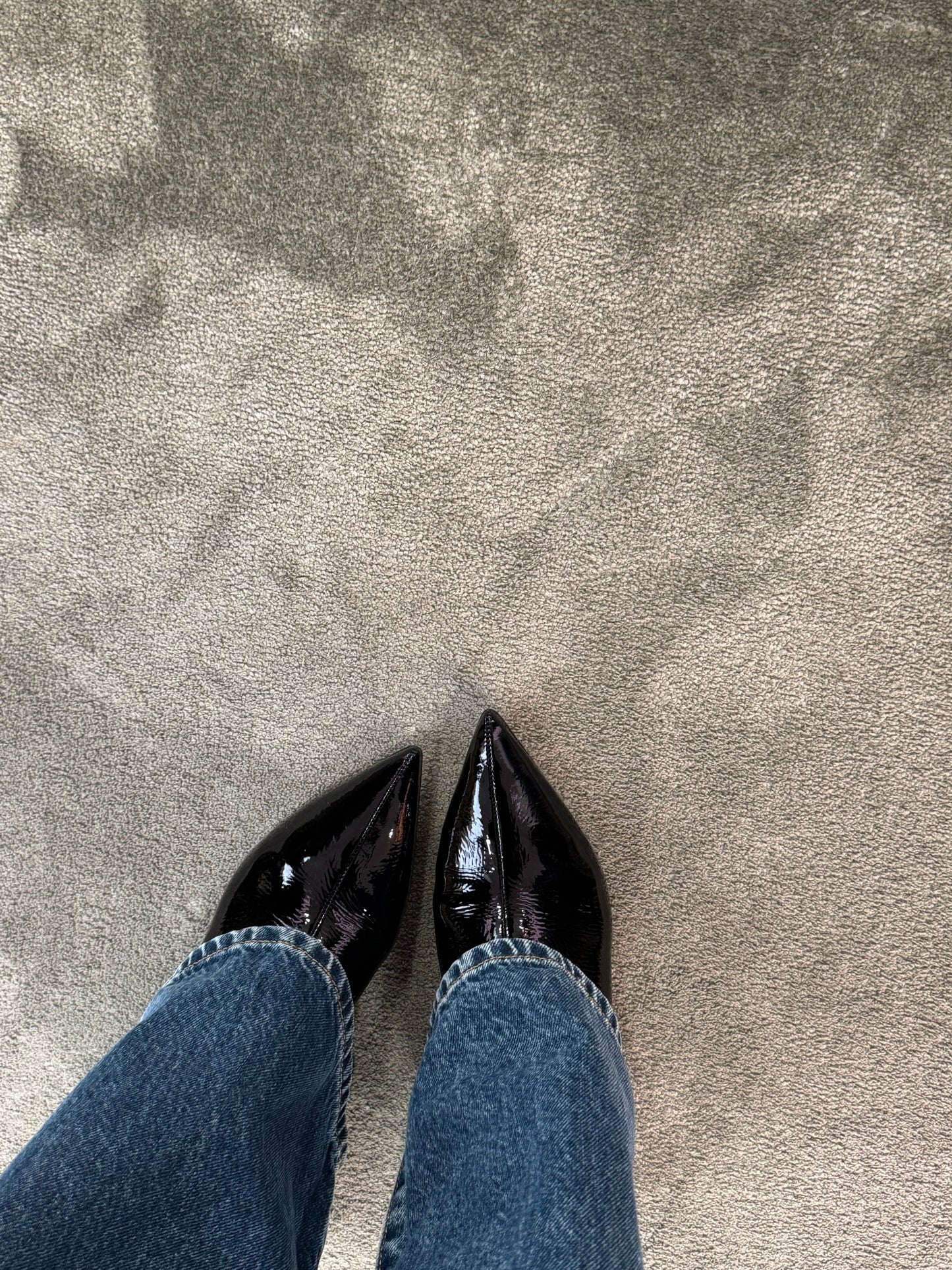 Stivaletto nero in vernice tacco kitten
