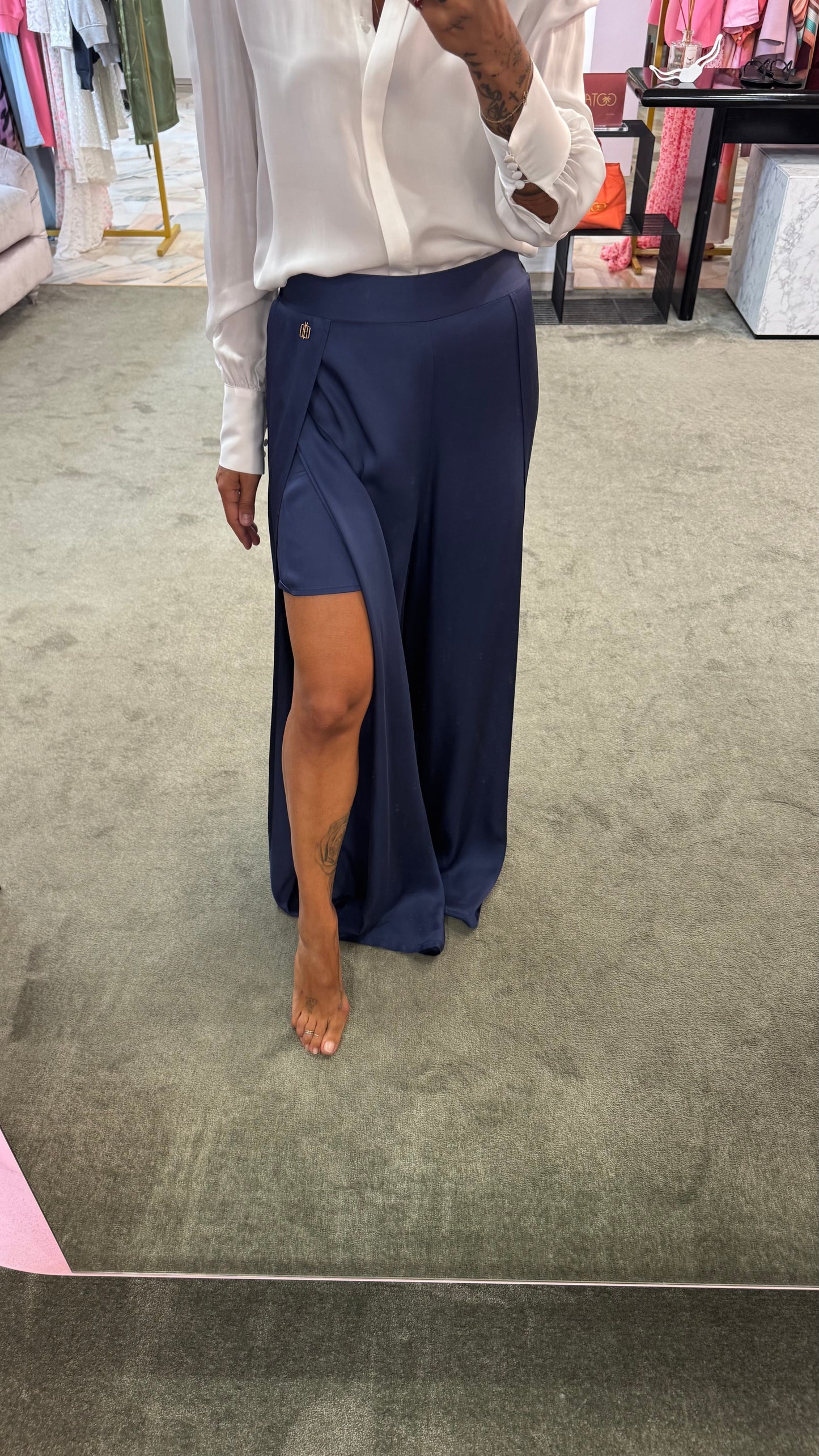 Pantaloni blu in satin con spacchi laterali fr