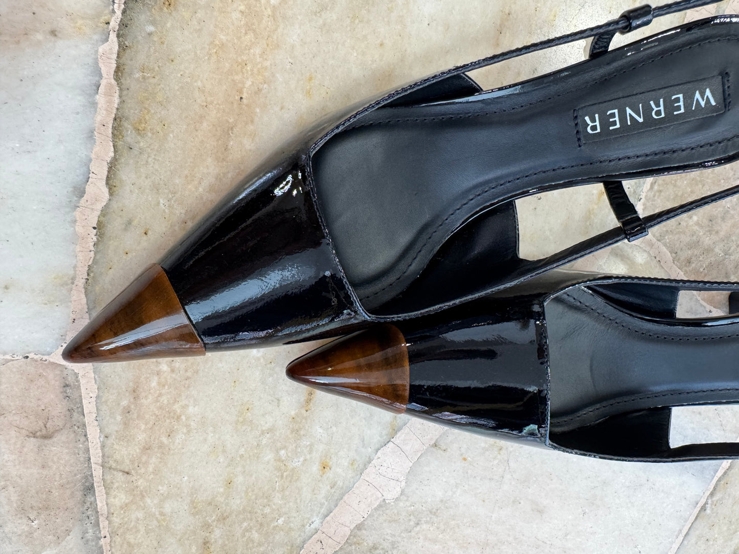 Slingback nera in vernice con punta tartarugata
