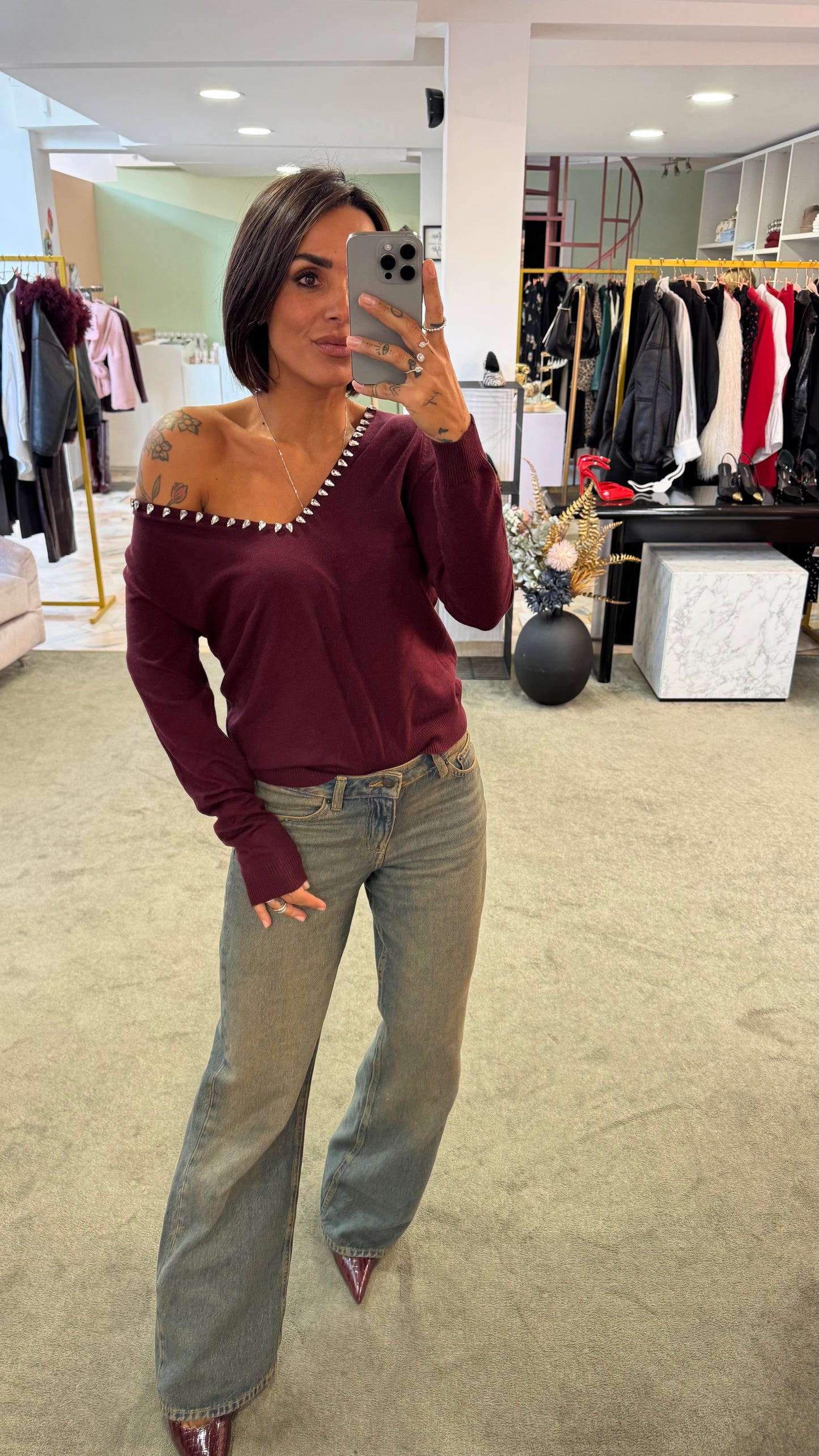 Maglione bordeaux scollo a v con pietre bj