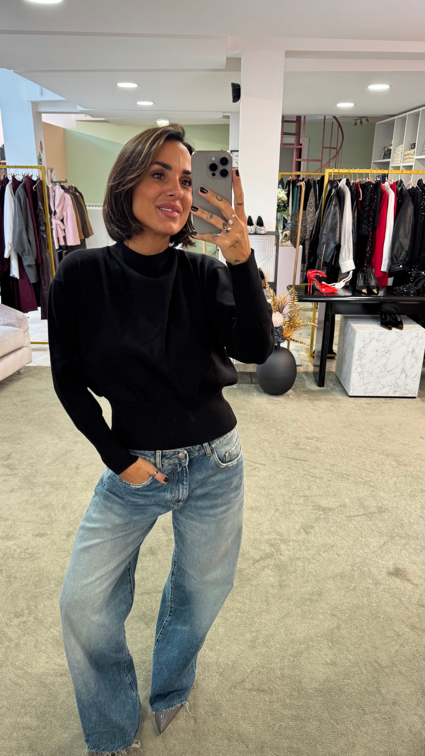 Maglione nero scollo a v dietro con fiocco lh
