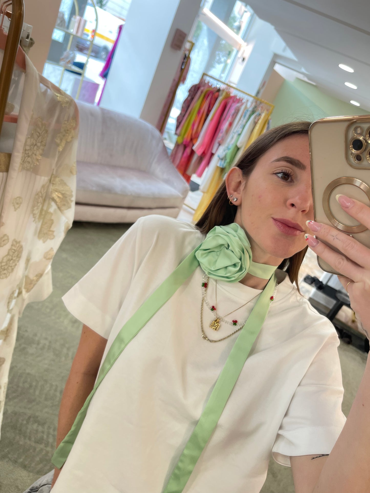 Nastro choker con rosa in satin