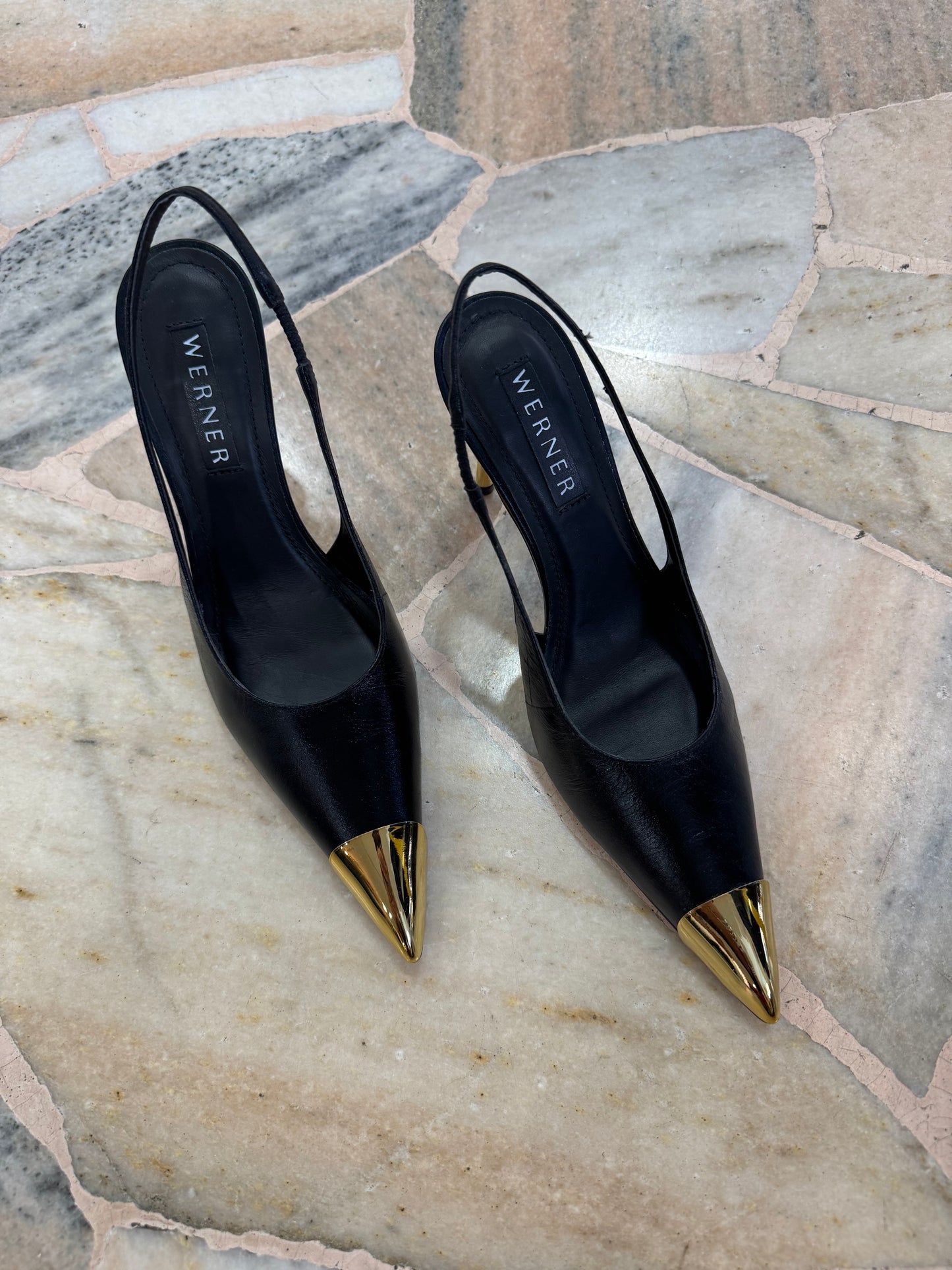 Slingback nera con punta e tacco oro