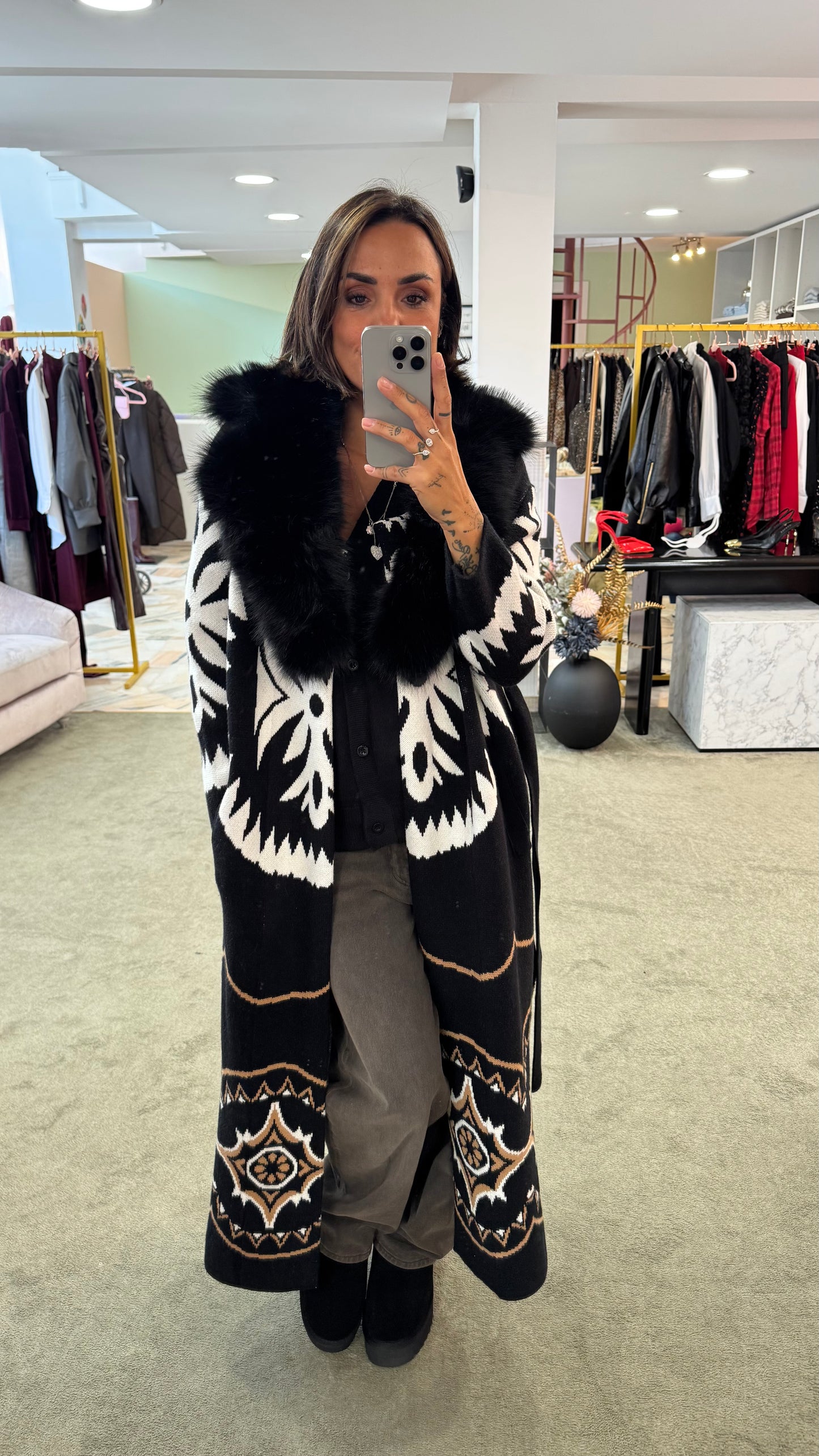 Cappotto/ Maxi cardigan nero lungo con collo in pelliccia eco