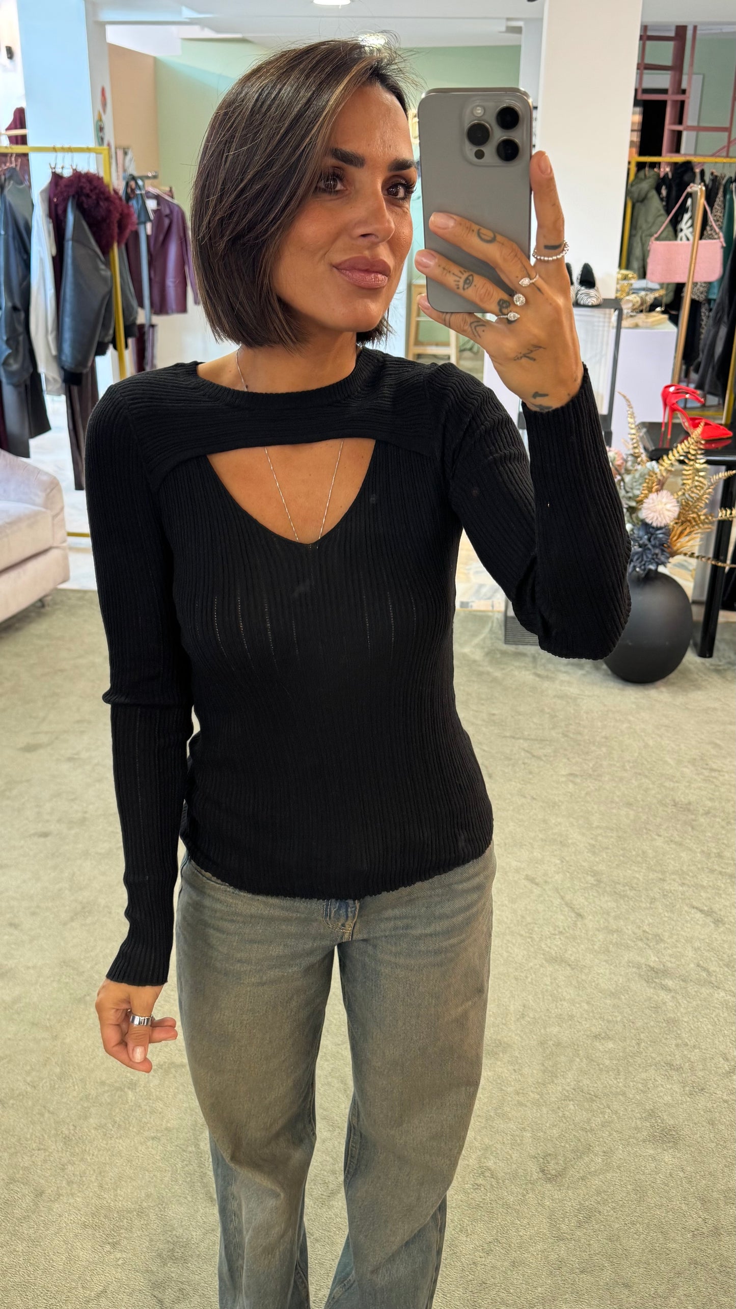 Maglia nera a costine cutout bj