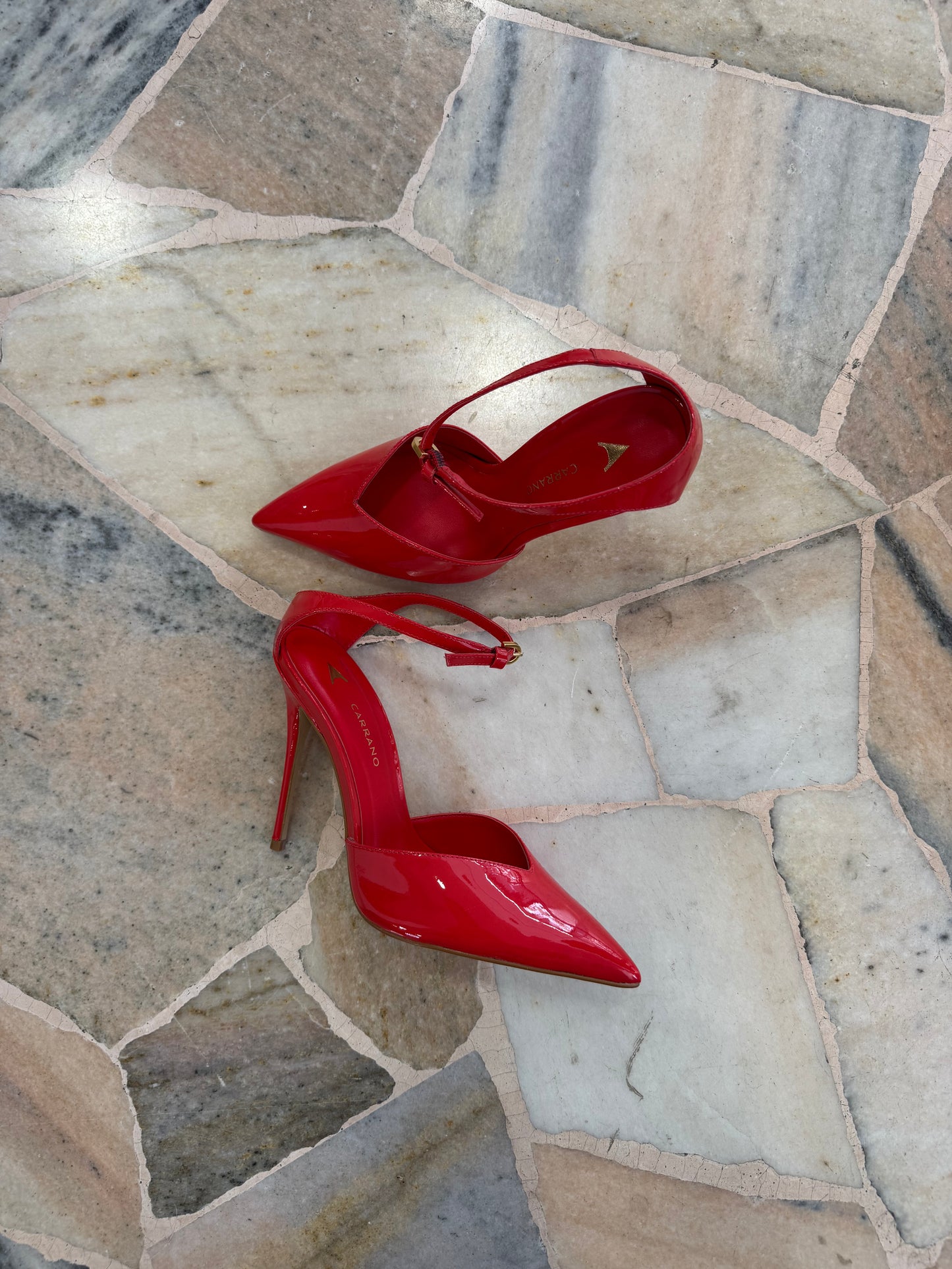 Décolleté rosse in vernice con cinturino