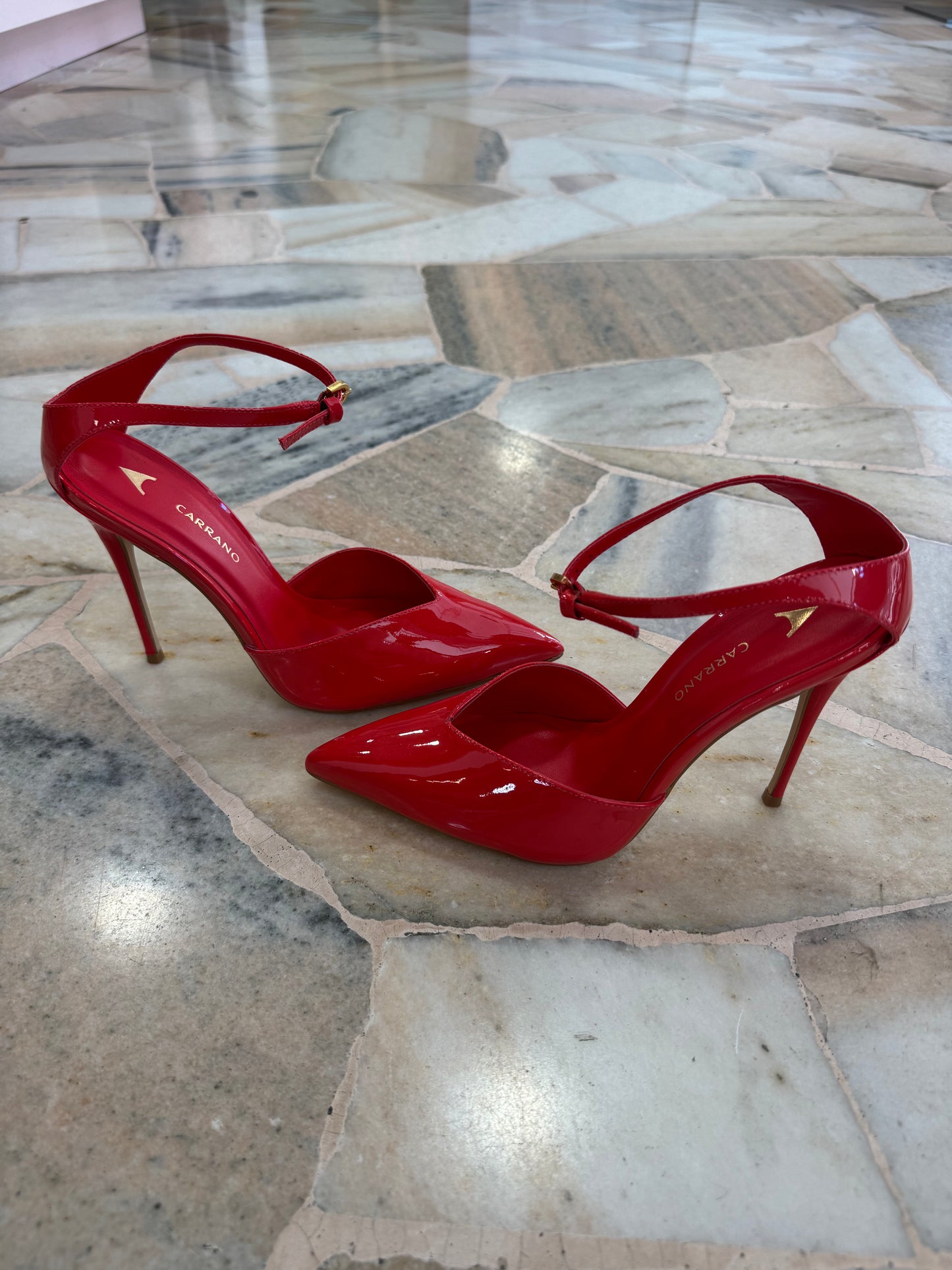 Décolleté rosse in vernice con cinturino